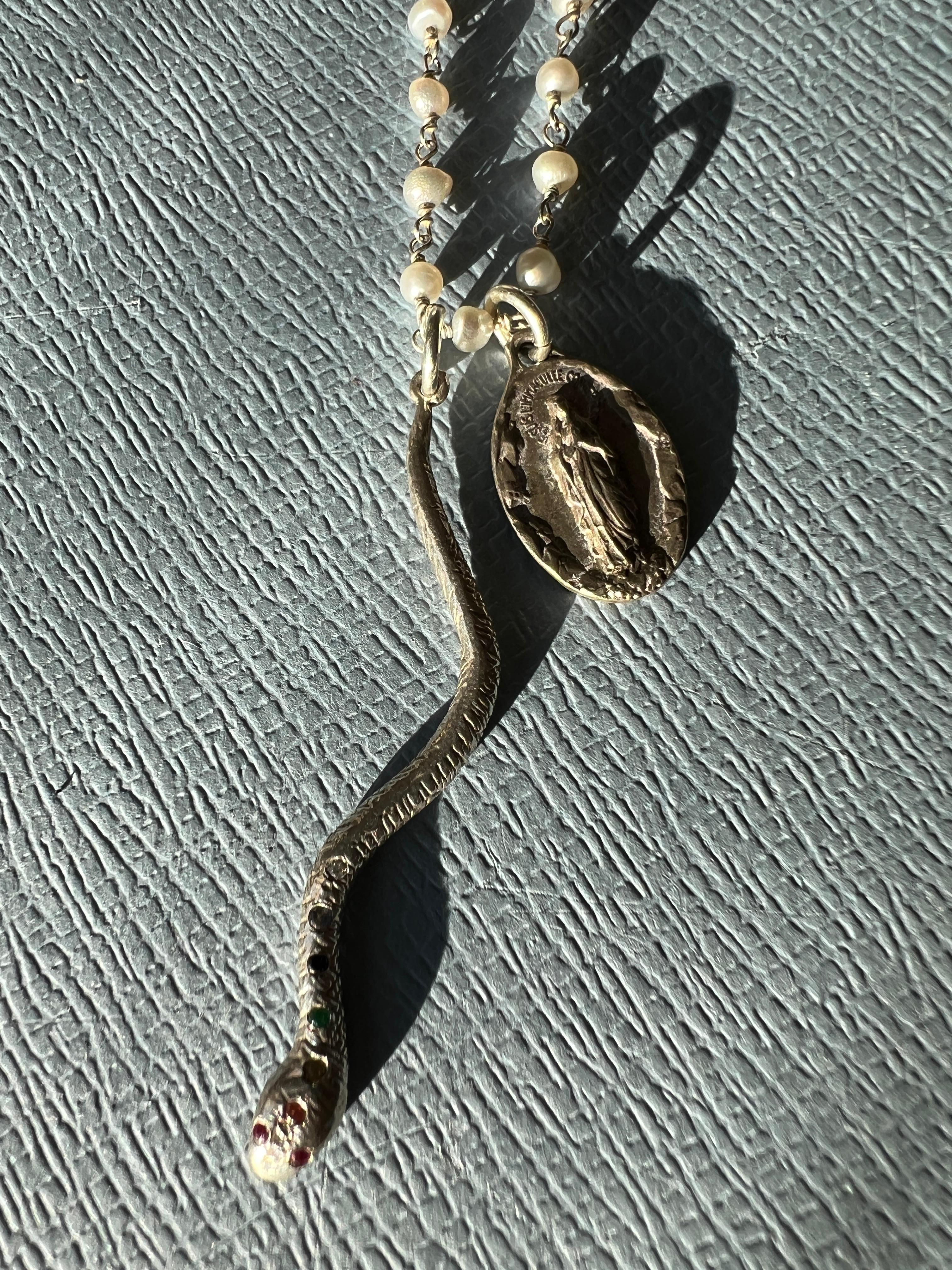 Schlangenhalskette Perle Rosario Jungfrau Maria Chakra Diamant Saphir Smaragd Rubin (Zeitgenössisch)