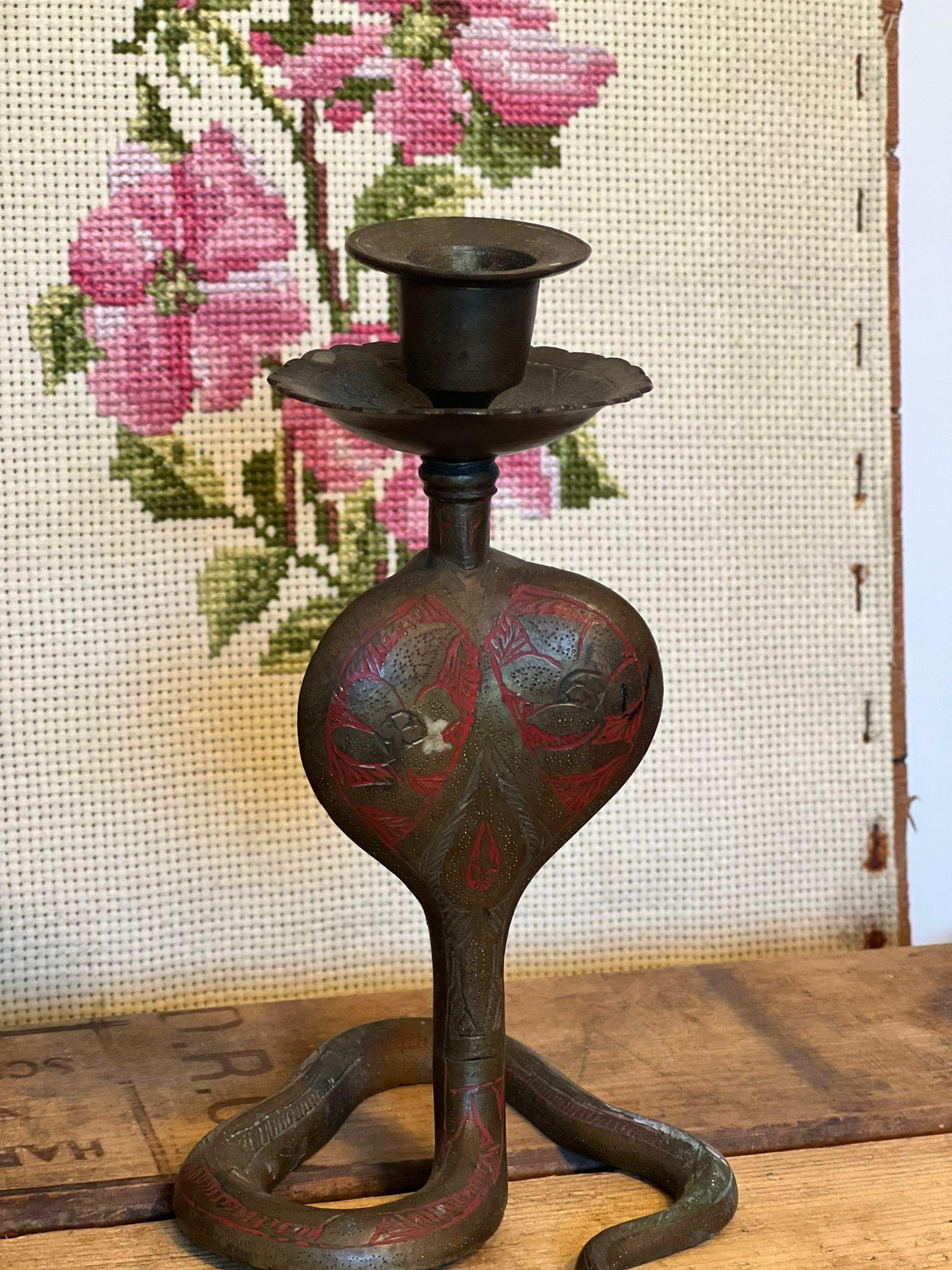 Possibile materiale in ottone, non confermato. Raffigura un serpente ornato da dettagli floreali e patina. Vintage Condit come da foto. L'inserzione si riferisce solo all'articolo descritto. Box H3

Dimensioni. 4