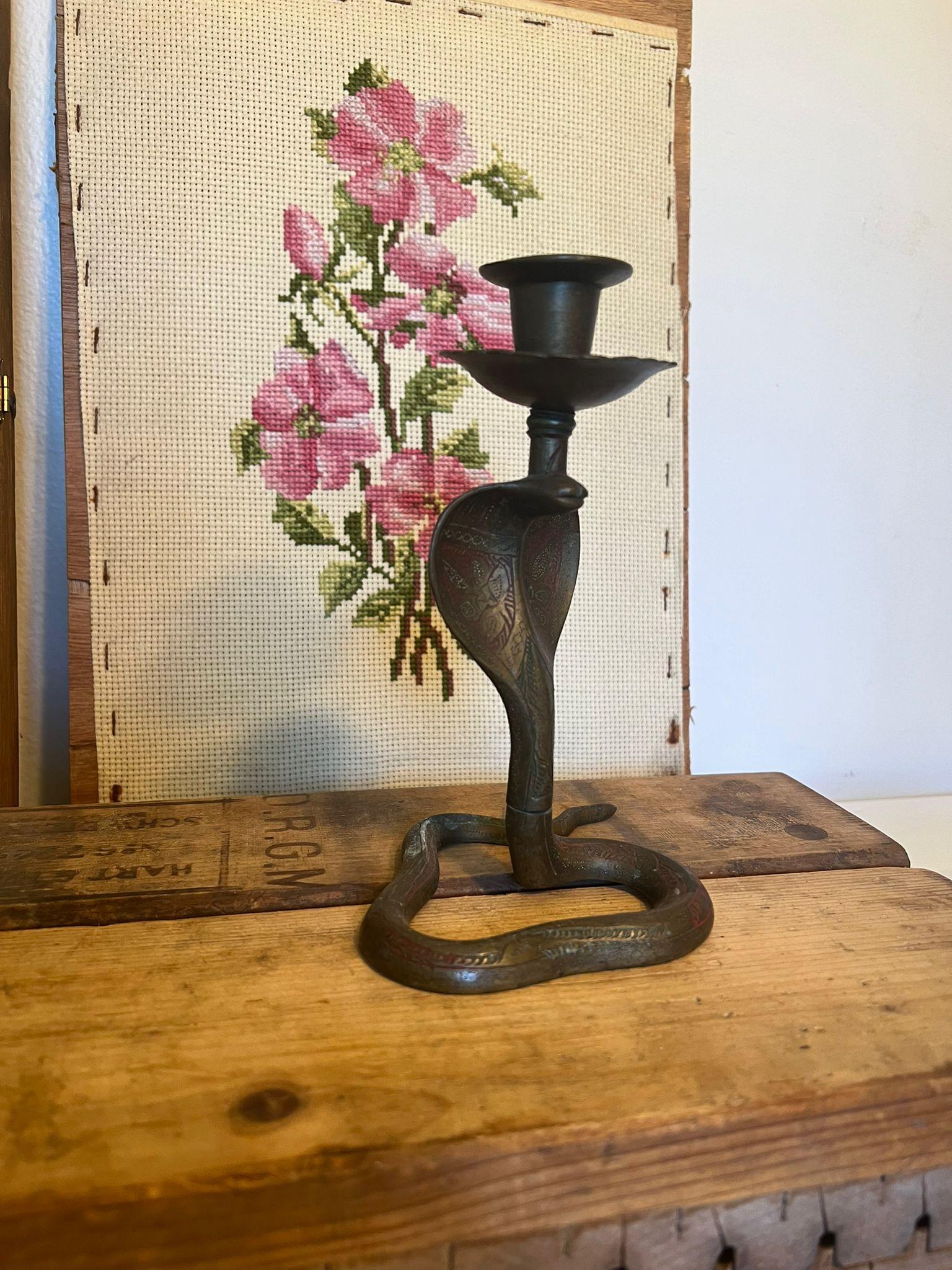 Mid-Century moderno Serpente, forse portacandele in ottone con patina floreale ornata in vendita