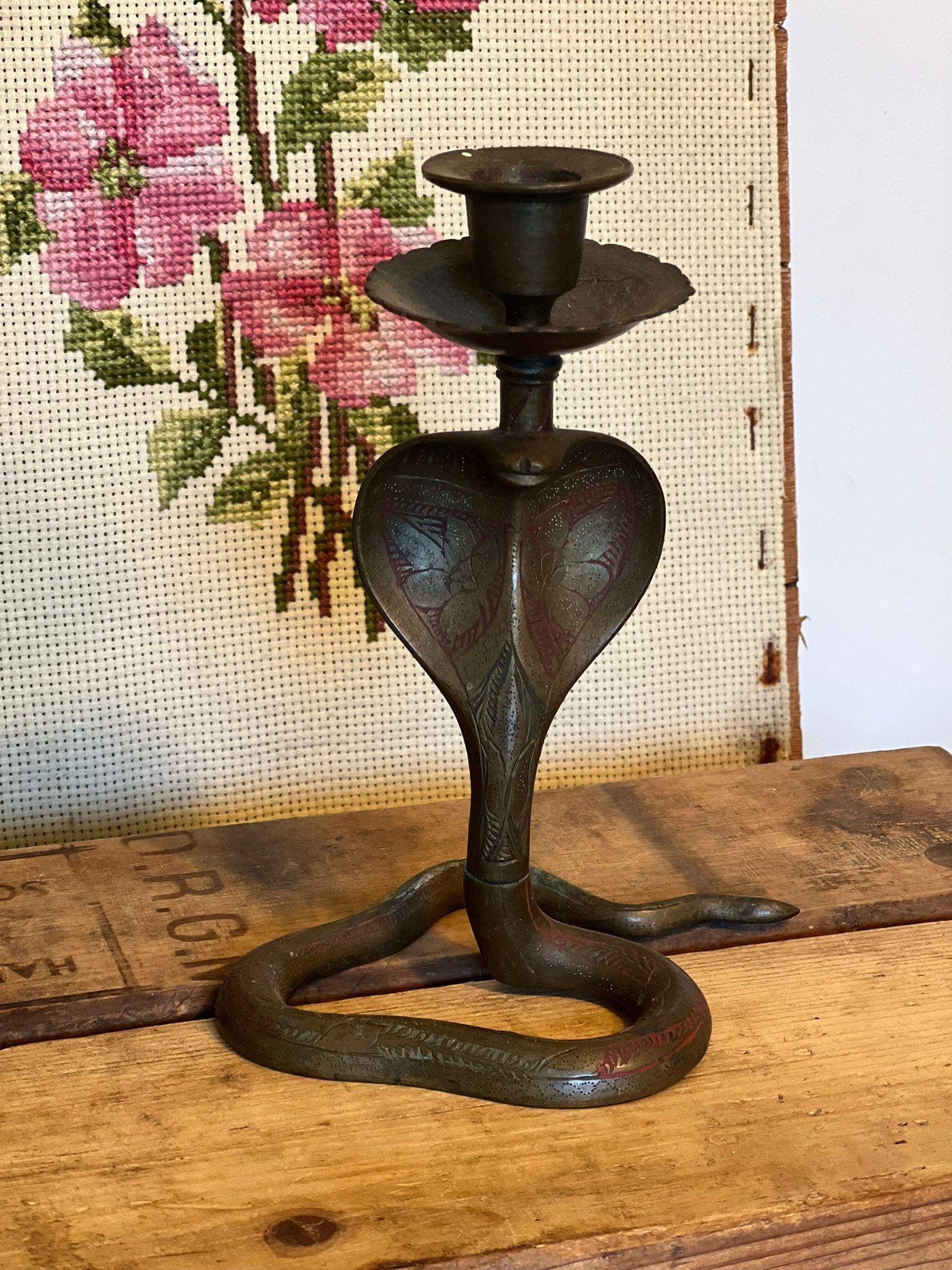 Serpente, forse portacandele in ottone con patina floreale ornata In condizioni buone in vendita a Seattle, WA