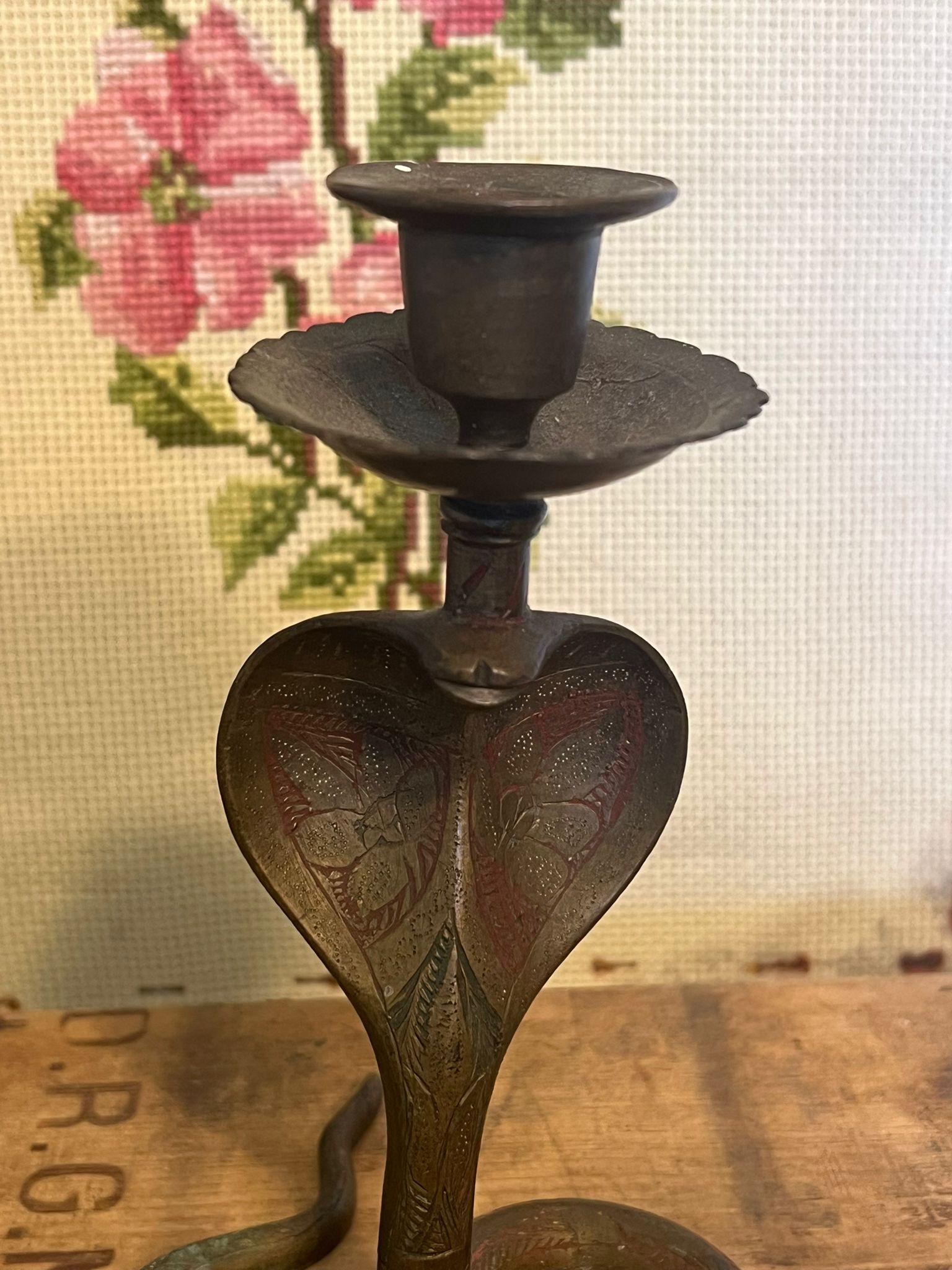 Fine XX secolo Serpente, forse portacandele in ottone con patina floreale ornata in vendita