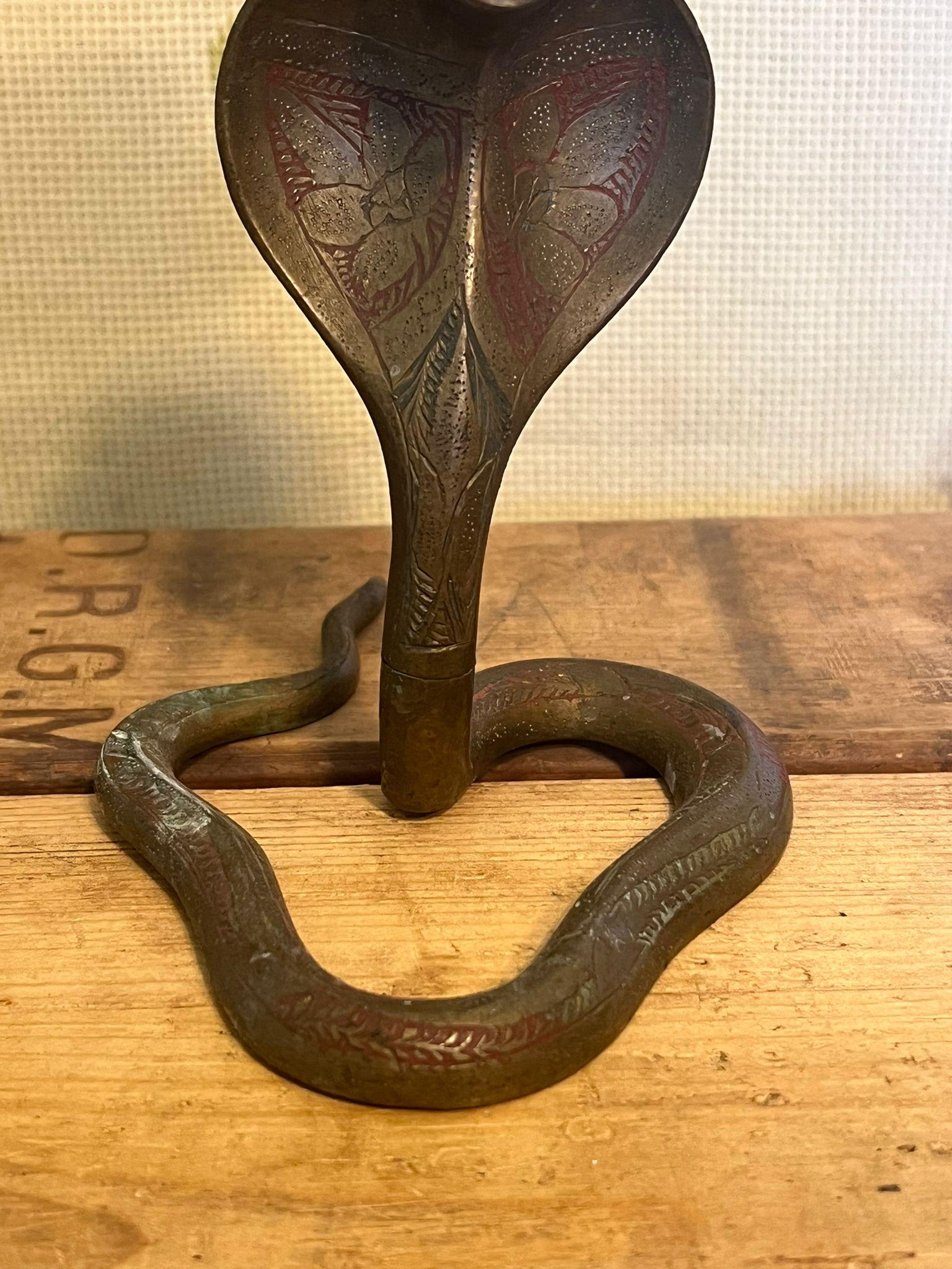 Metallo Serpente, forse portacandele in ottone con patina floreale ornata in vendita