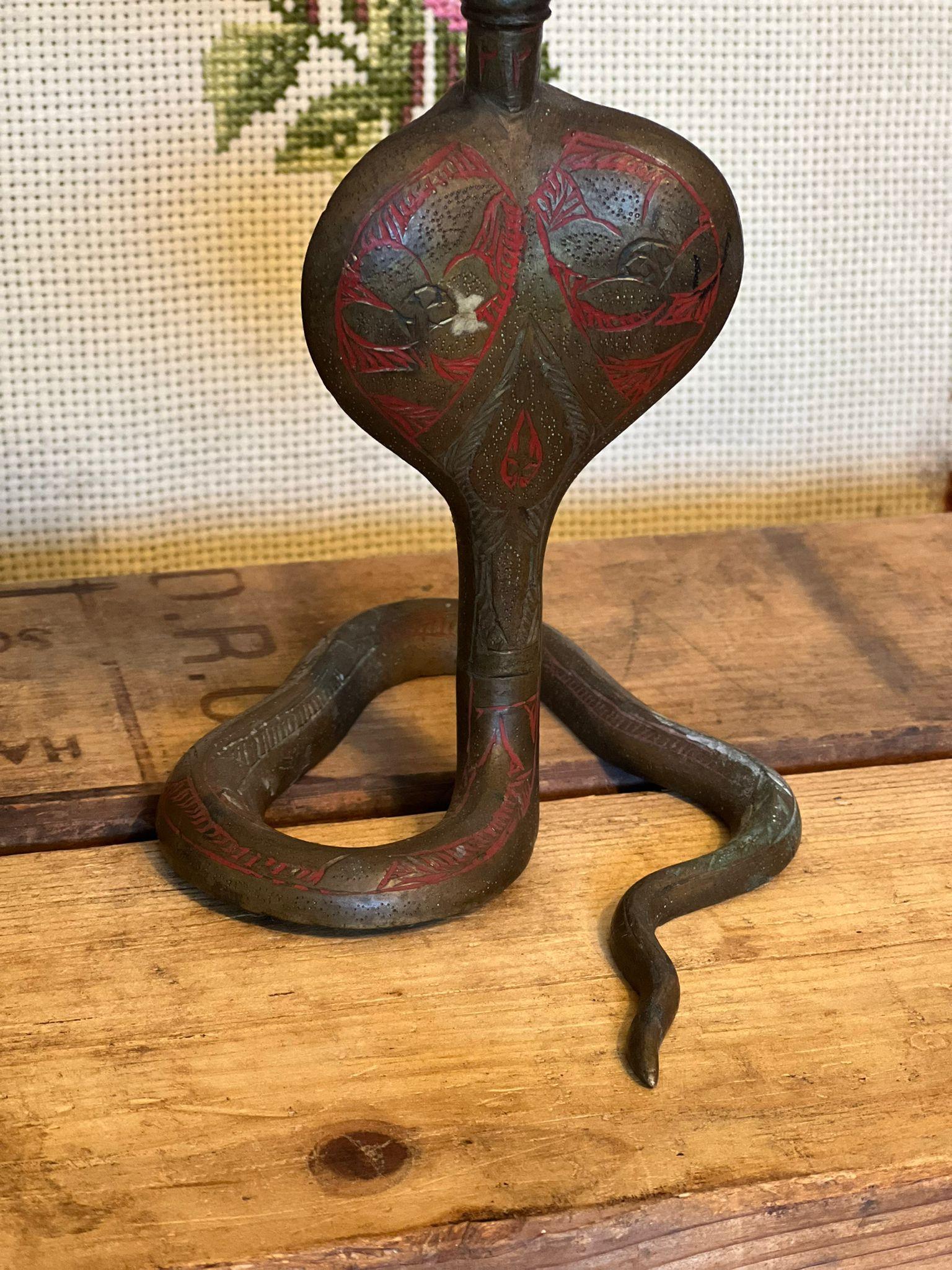 Serpente, forse portacandele in ottone con patina floreale ornata in vendita 1