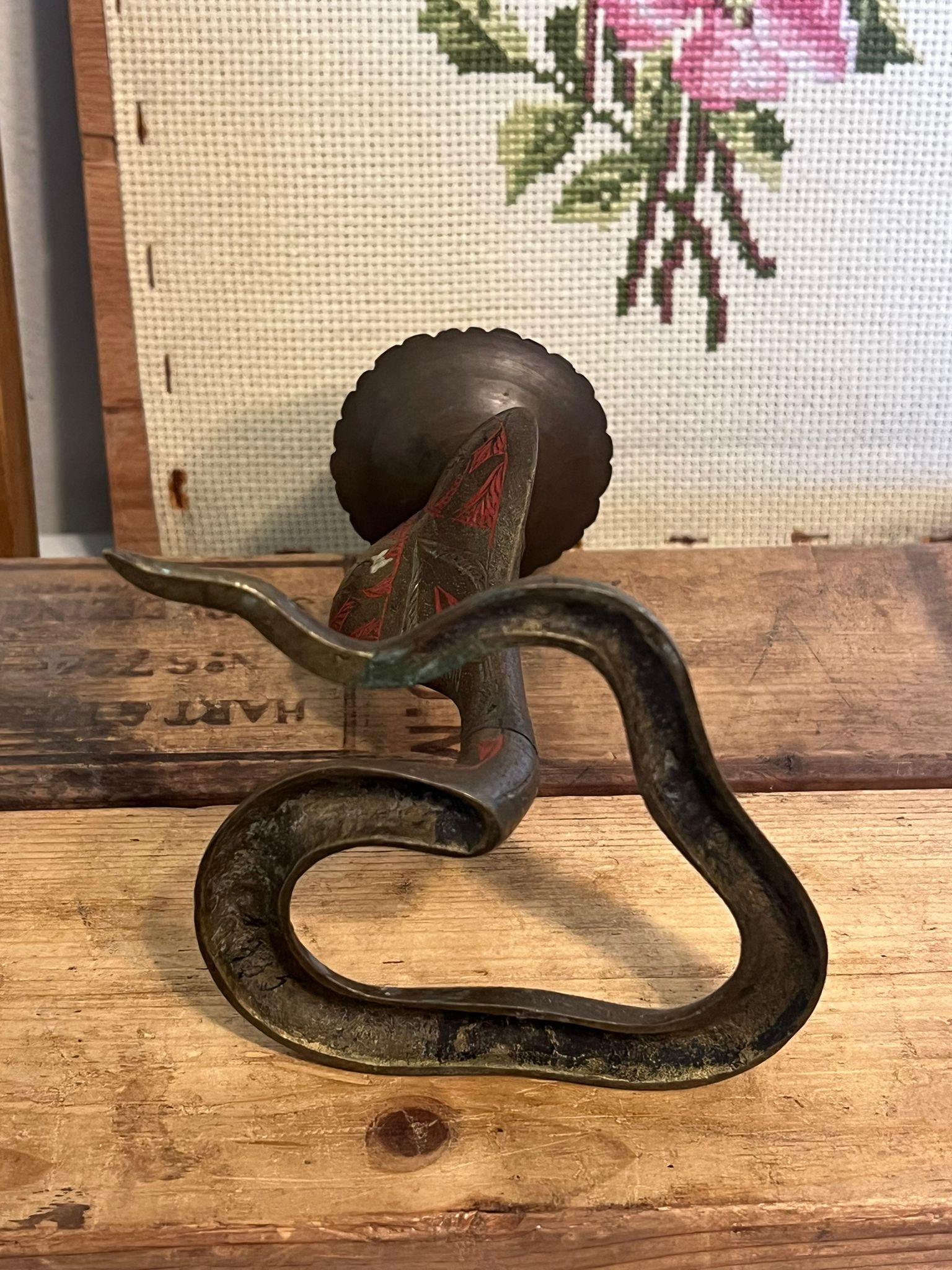 Serpente, forse portacandele in ottone con patina floreale ornata in vendita 2
