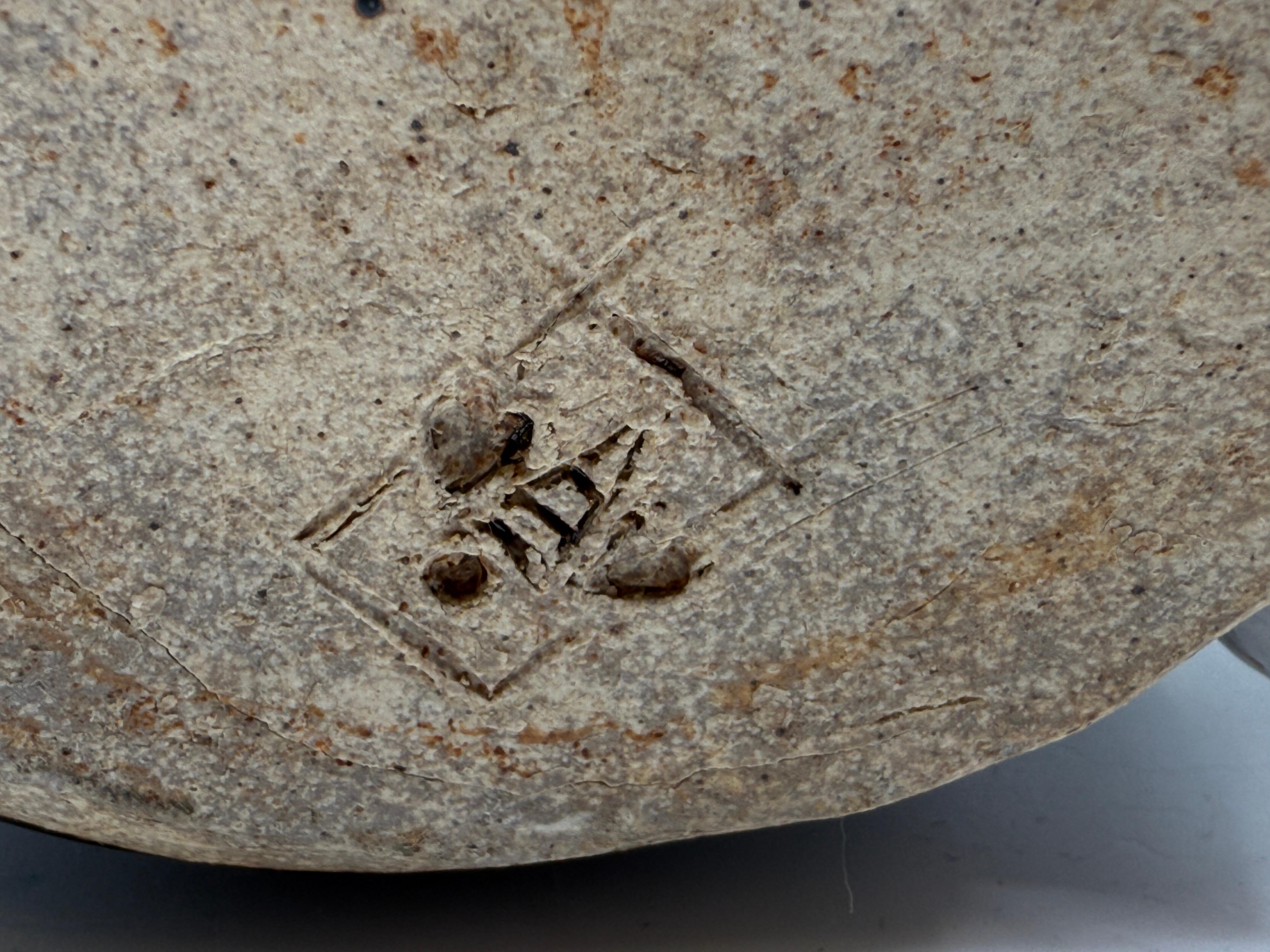 Vasija de cerámica artística con relieve de serpiente Firmada en venta 8