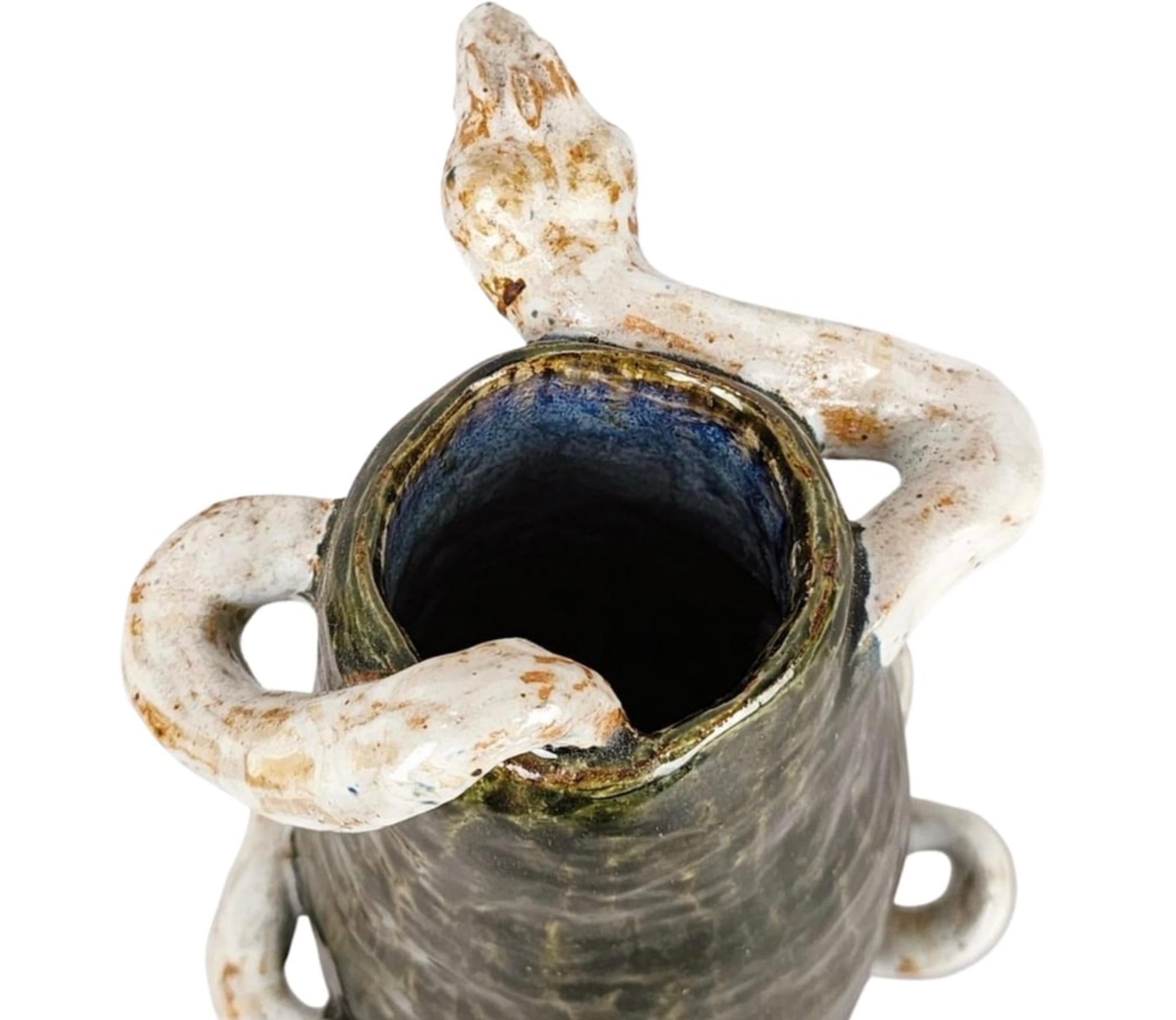 Vasija de cerámica artística con relieve de serpiente Firmada en venta 11