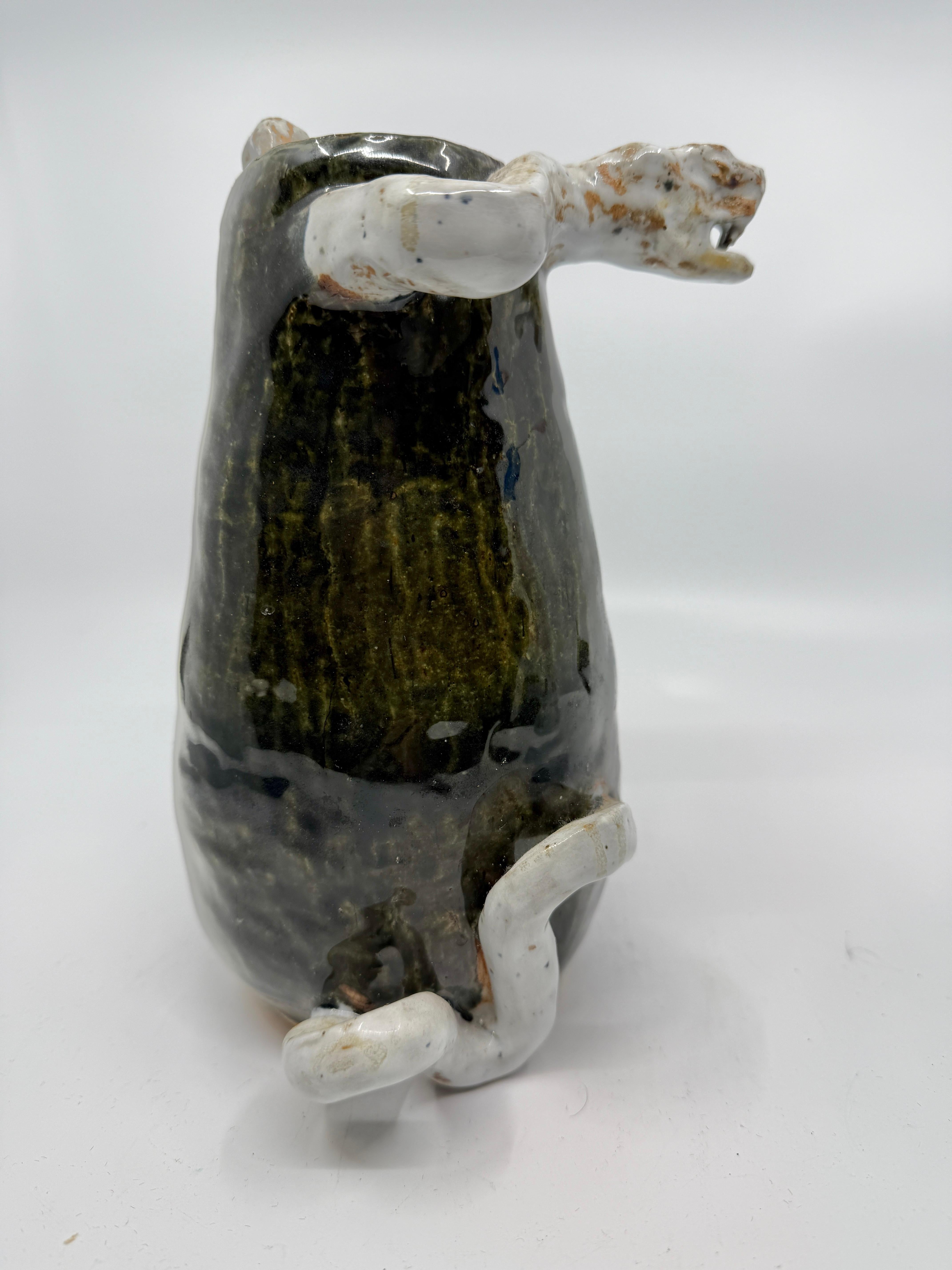 Vasija de cerámica artística con relieve de serpiente Firmada Desconocido en venta