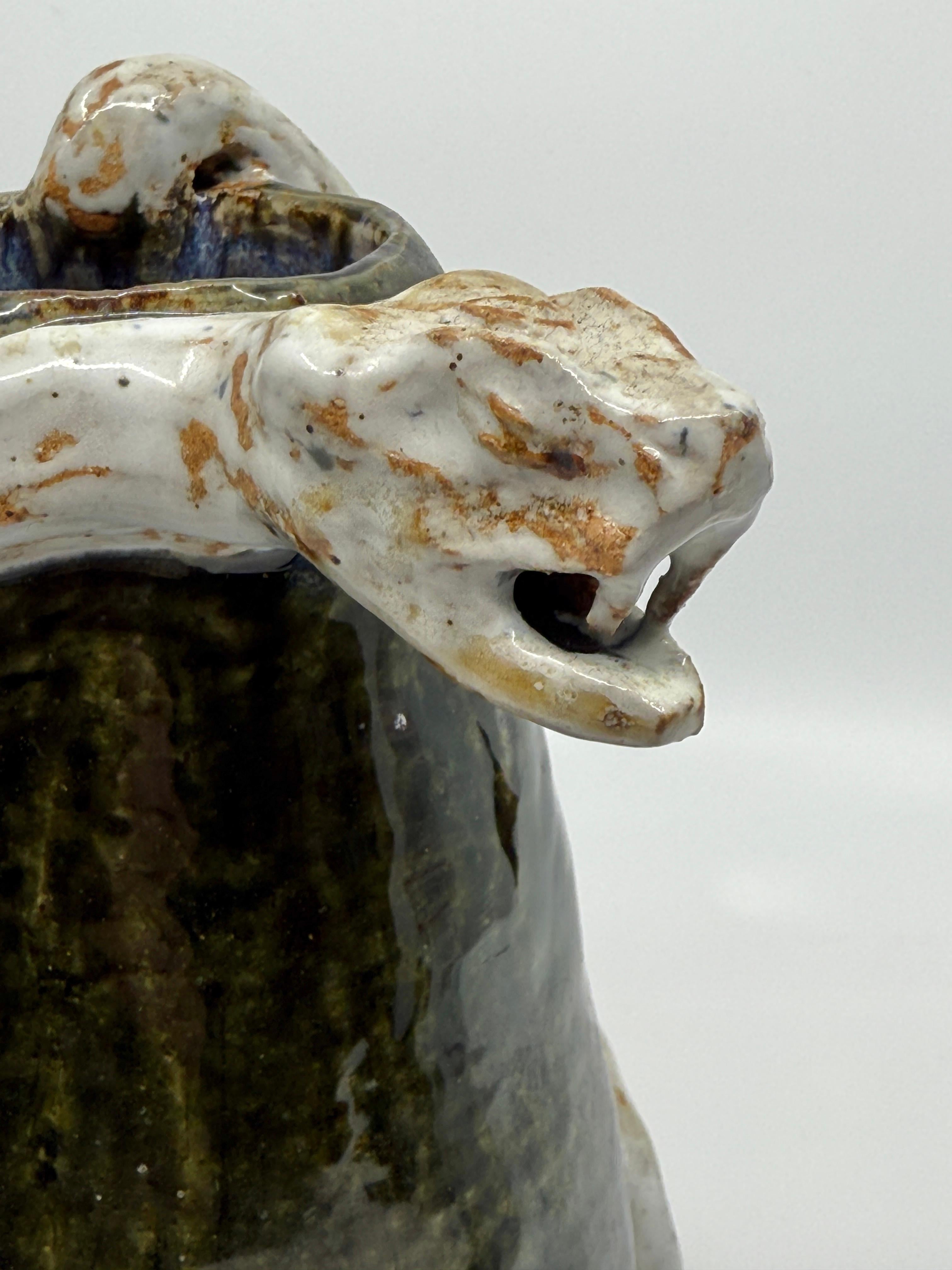 Vasija de cerámica artística con relieve de serpiente Firmada Hecho a mano en venta