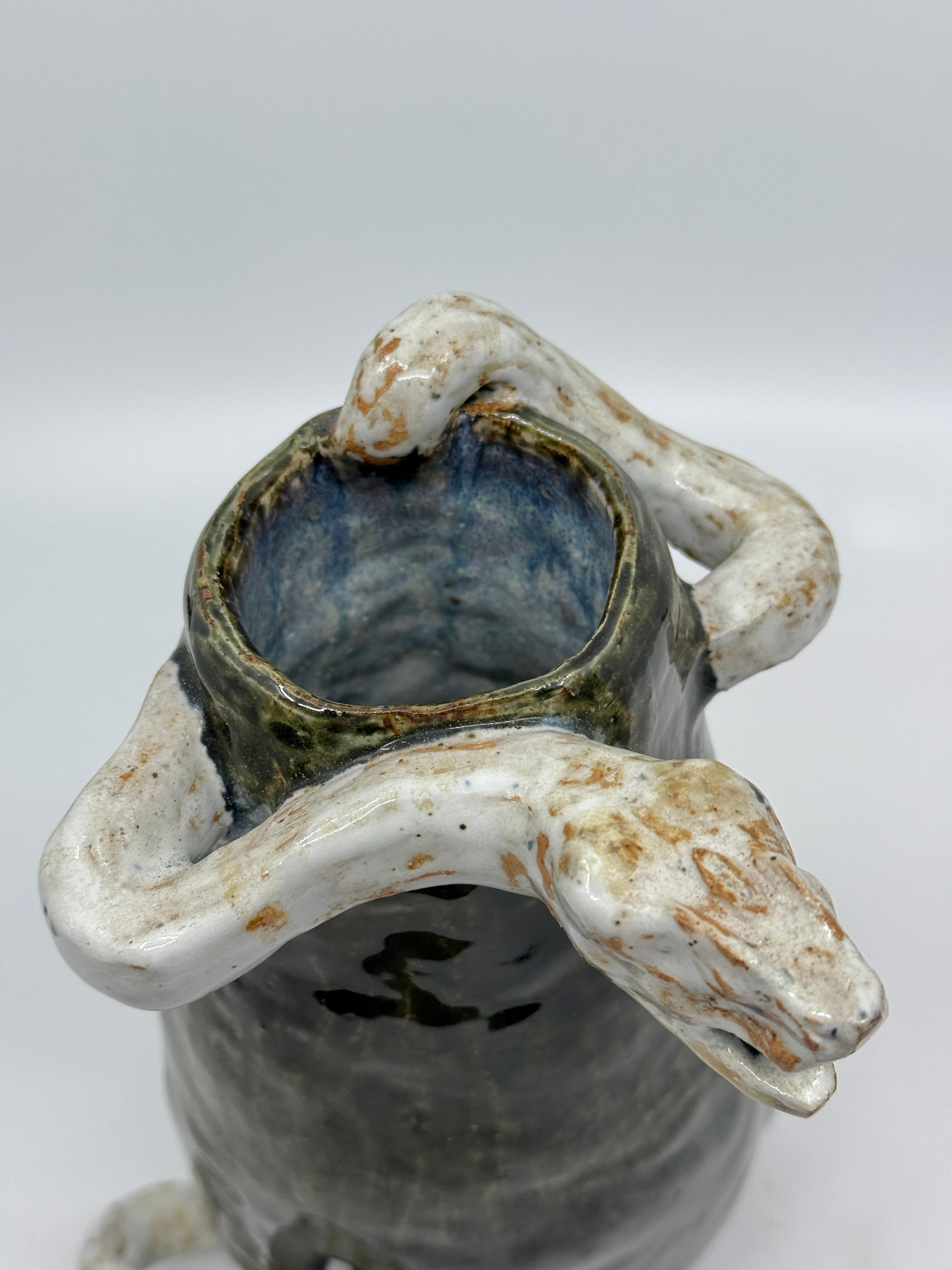 Vasija de cerámica artística con relieve de serpiente Firmada siglo XX en venta