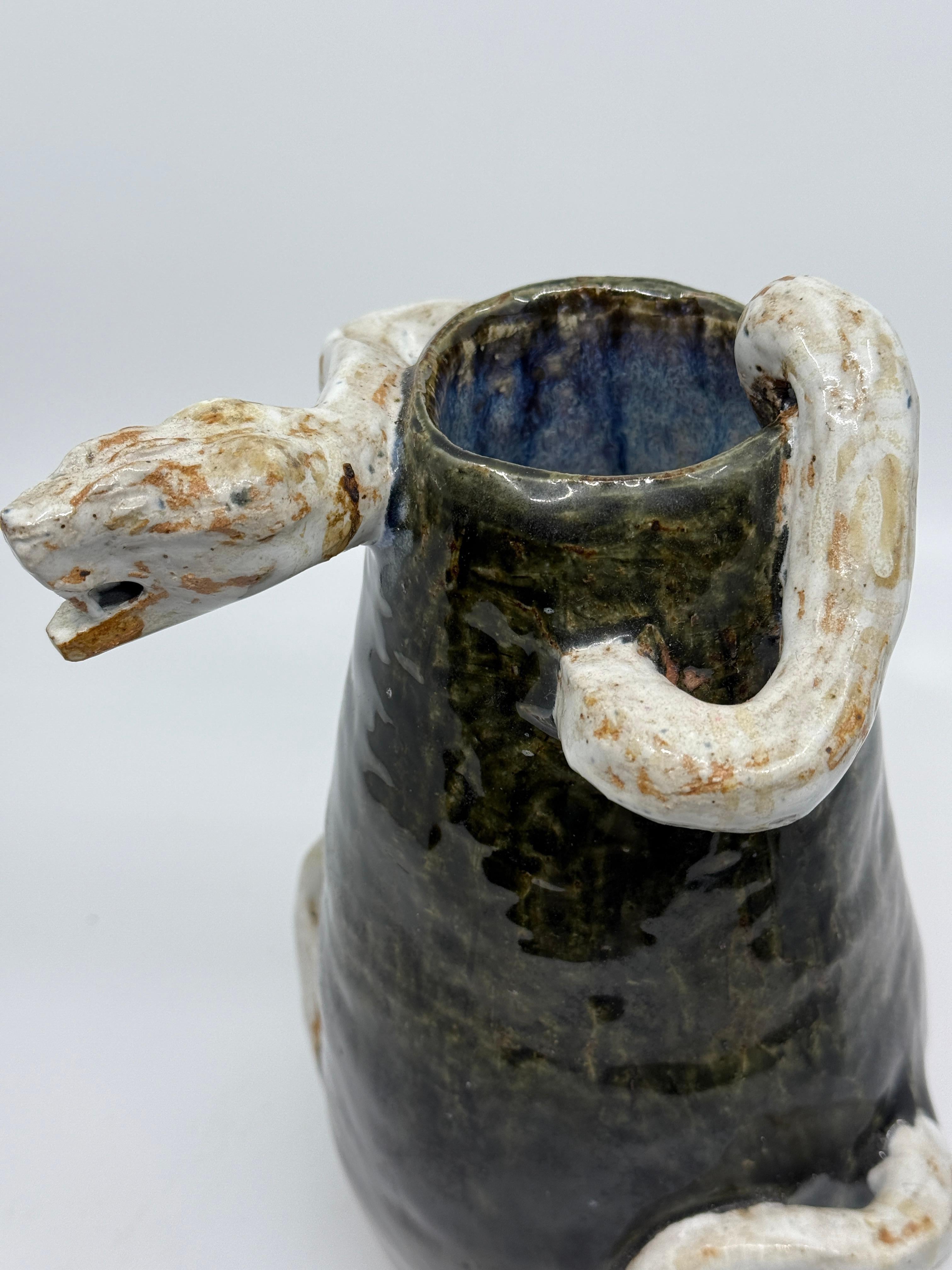 Vasija de cerámica artística con relieve de serpiente Firmada Alfarería en venta