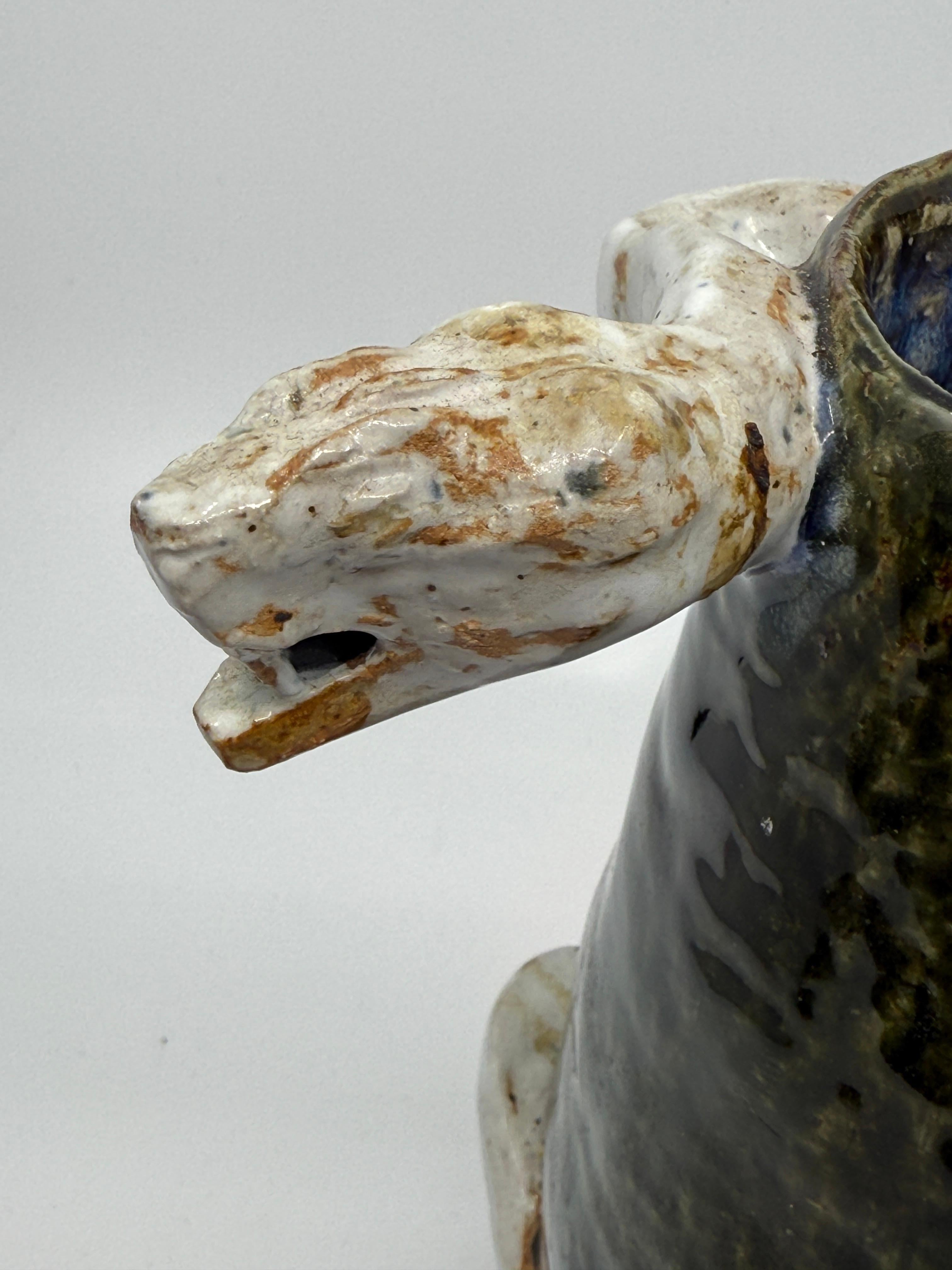 Vasija de cerámica artística con relieve de serpiente Firmada en venta 1