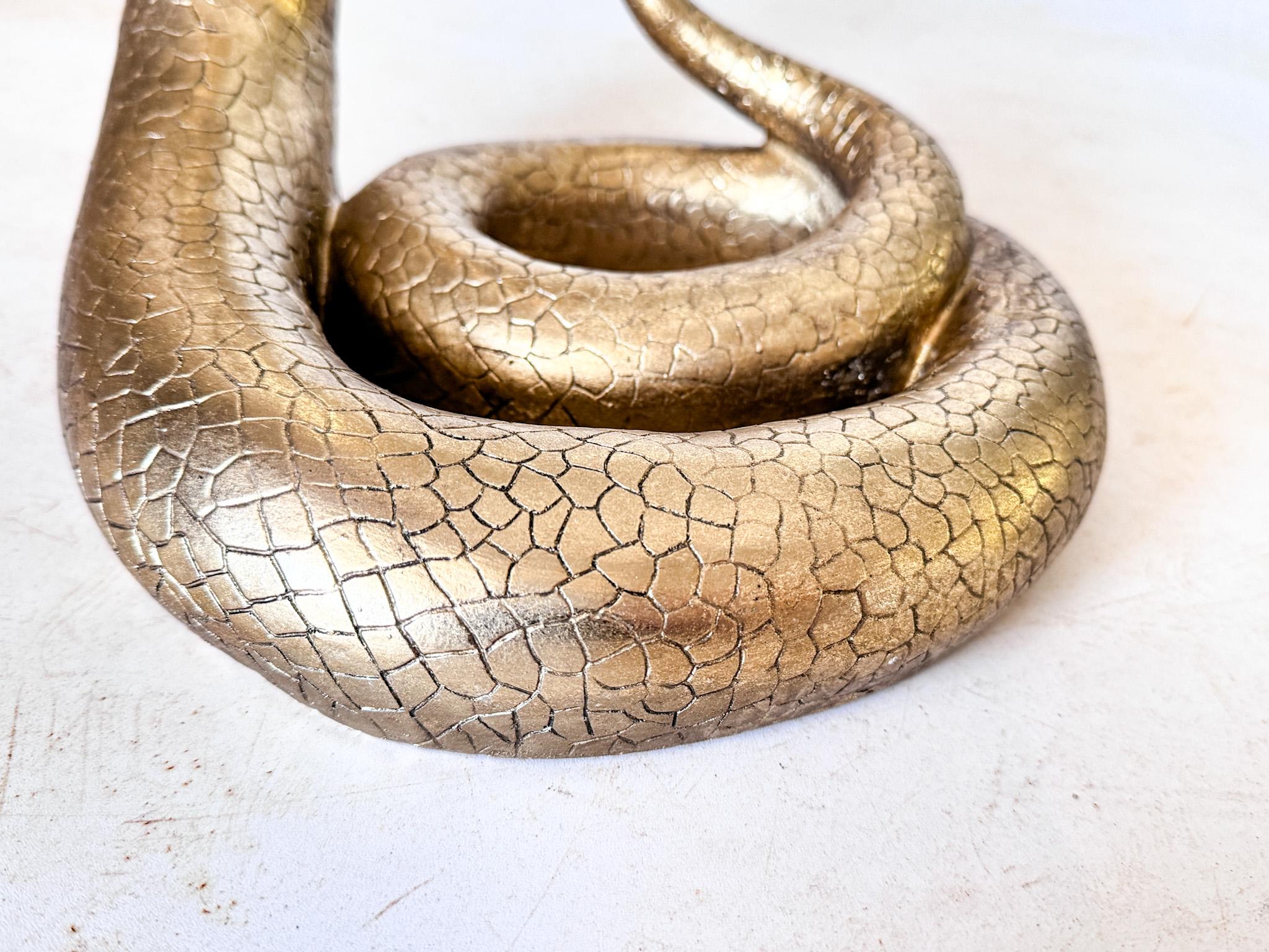 Schlange Harz vergoldet Skulptur, eine Cobra Stand up, Frankreich 20. im Zustand „Gut“ im Angebot in Auribeau sur Siagne, FR