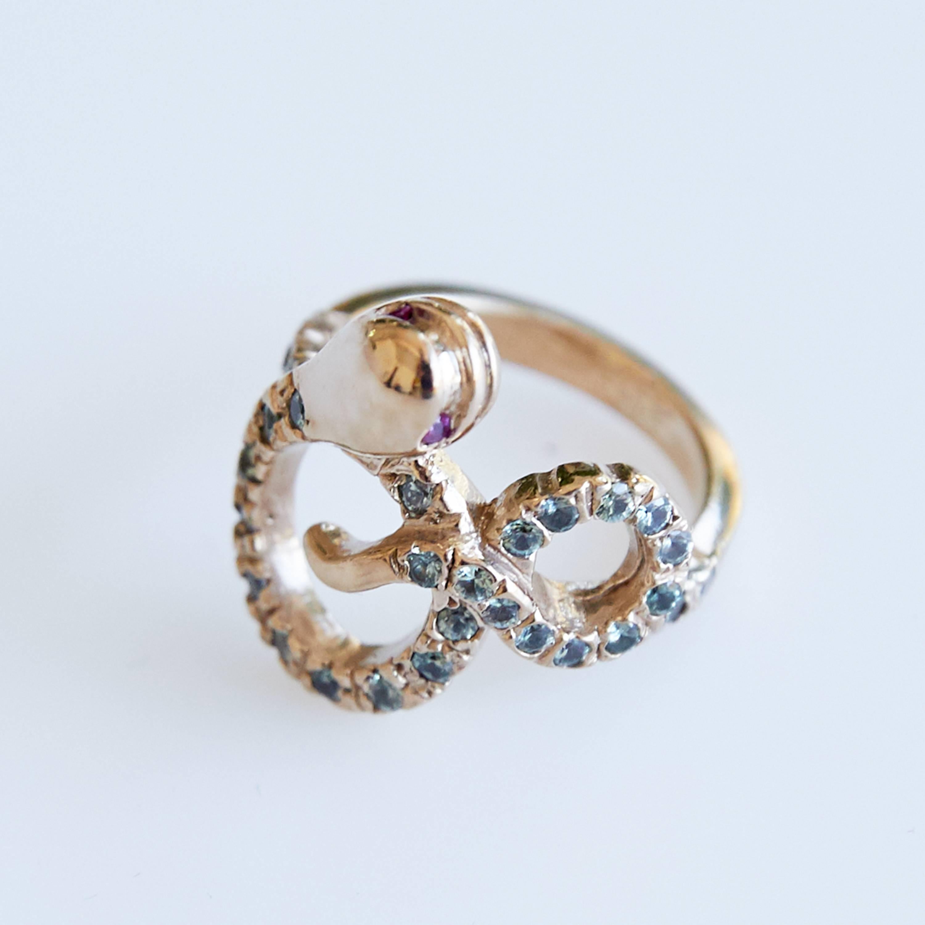 Vittoriano Anello a serpente in oro 14K con zaffiro verde e occhi di rubino in stile vittoriano in vendita