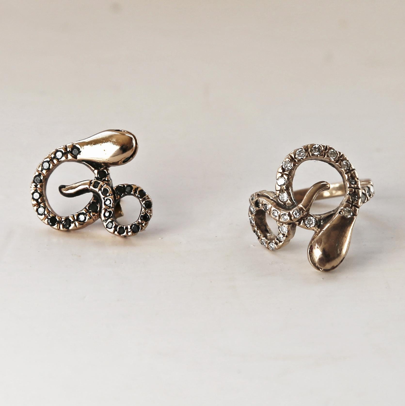 Anello a serpente in oro 14K con zaffiro verde e occhi di rubino in stile vittoriano In condizioni Nuovo in vendita a Los Angeles, CA