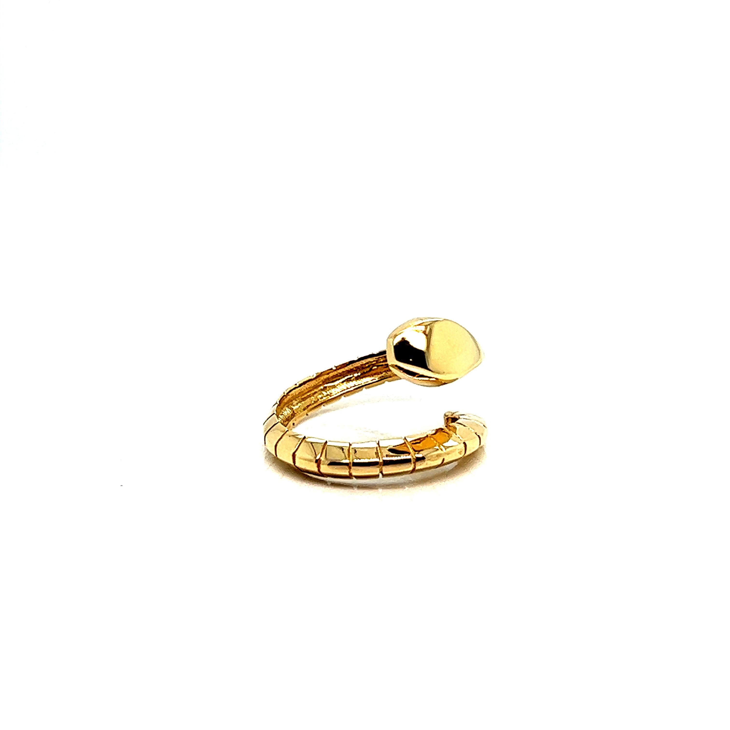 Discover this magnificent snake ring in 18-carat yellow gold, a jewel that combines elegance with a touch of the exotic. This ring perfectly embodies the bold, wild style that will add a unique allure to your look.

Made with exceptional
