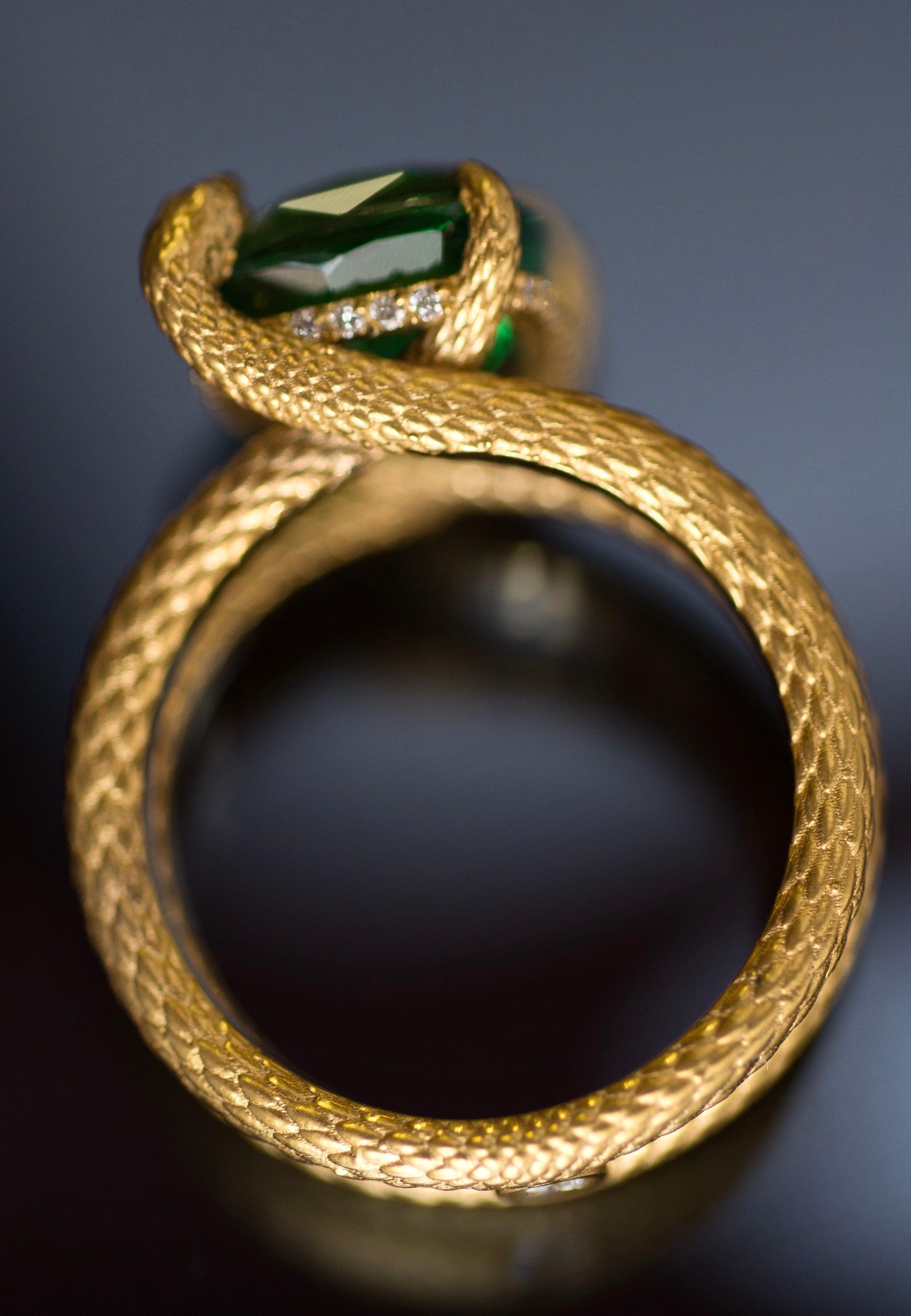 Im Angebot: Schlangenring 6 Karat intensiver grüner natürlicher Tsavorit 18 Karat Gelbgold () 10