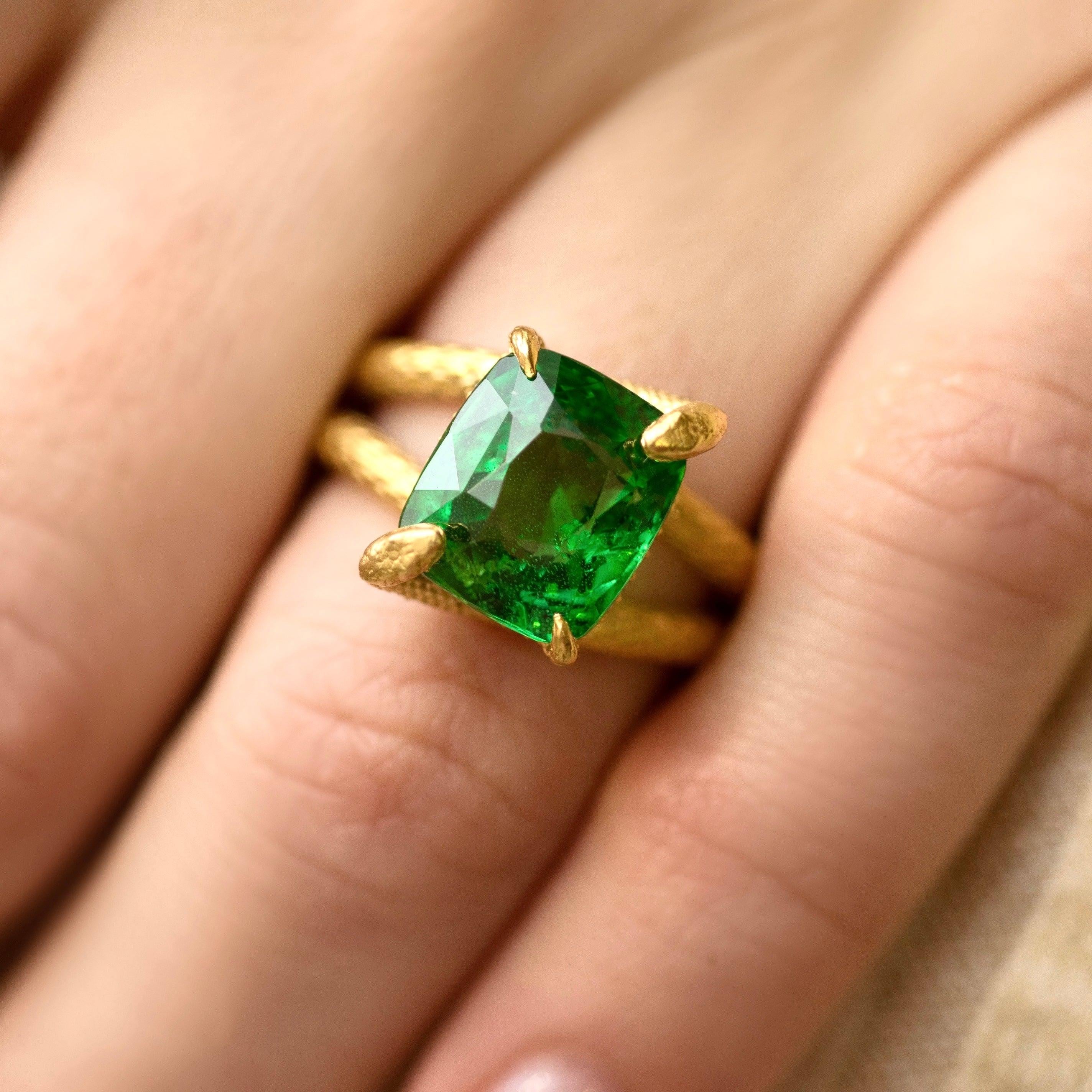 Im Angebot: Schlangenring 6 Karat intensiver grüner natürlicher Tsavorit 18 Karat Gelbgold () 12