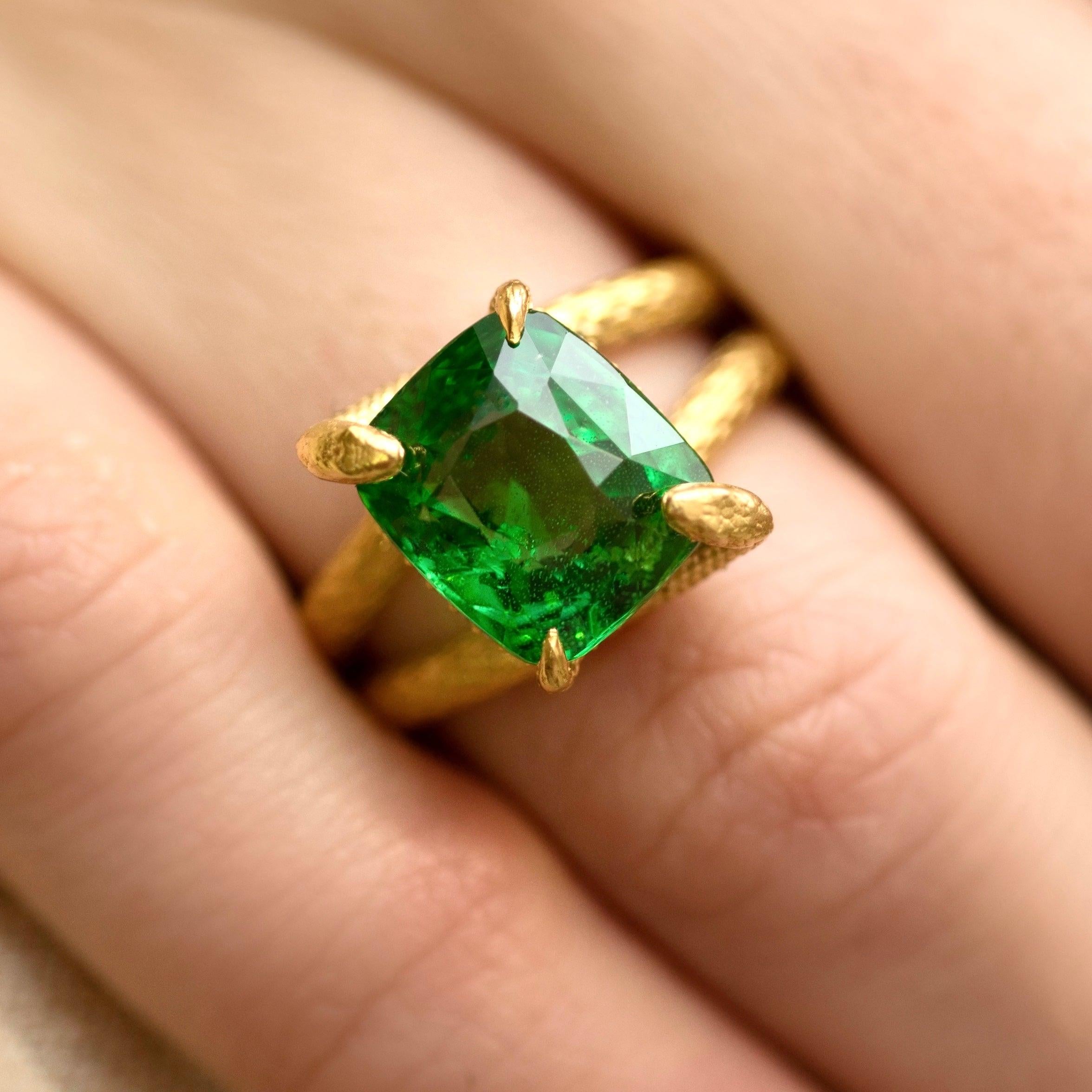 Im Angebot: Schlangenring 6 Karat intensiver grüner natürlicher Tsavorit 18 Karat Gelbgold () 4