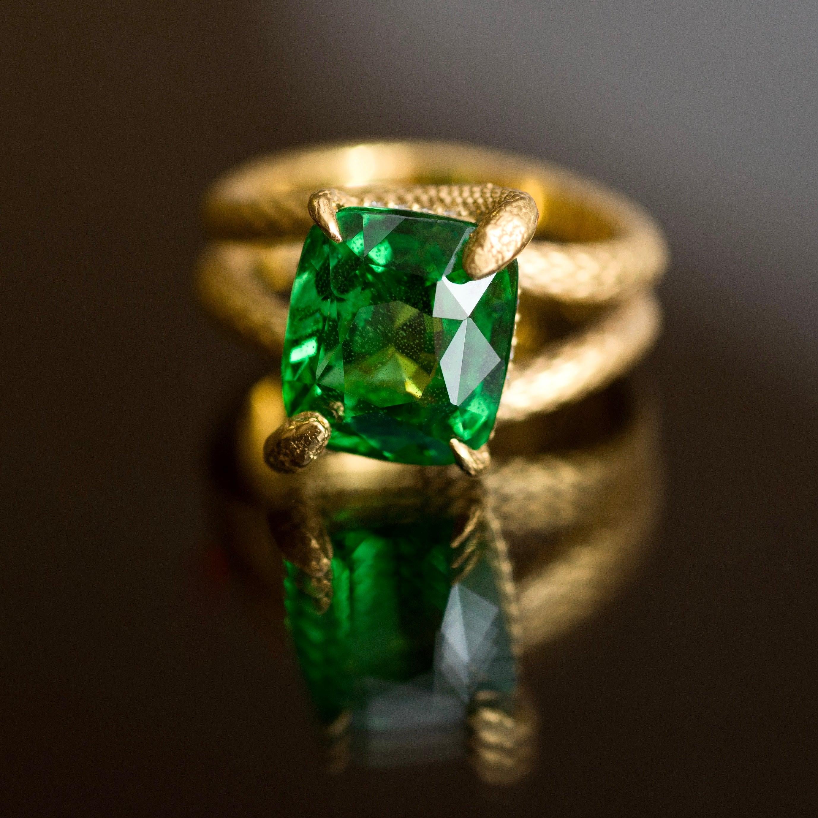 Im Angebot: Schlangenring 6 Karat intensiver grüner natürlicher Tsavorit 18 Karat Gelbgold () 5