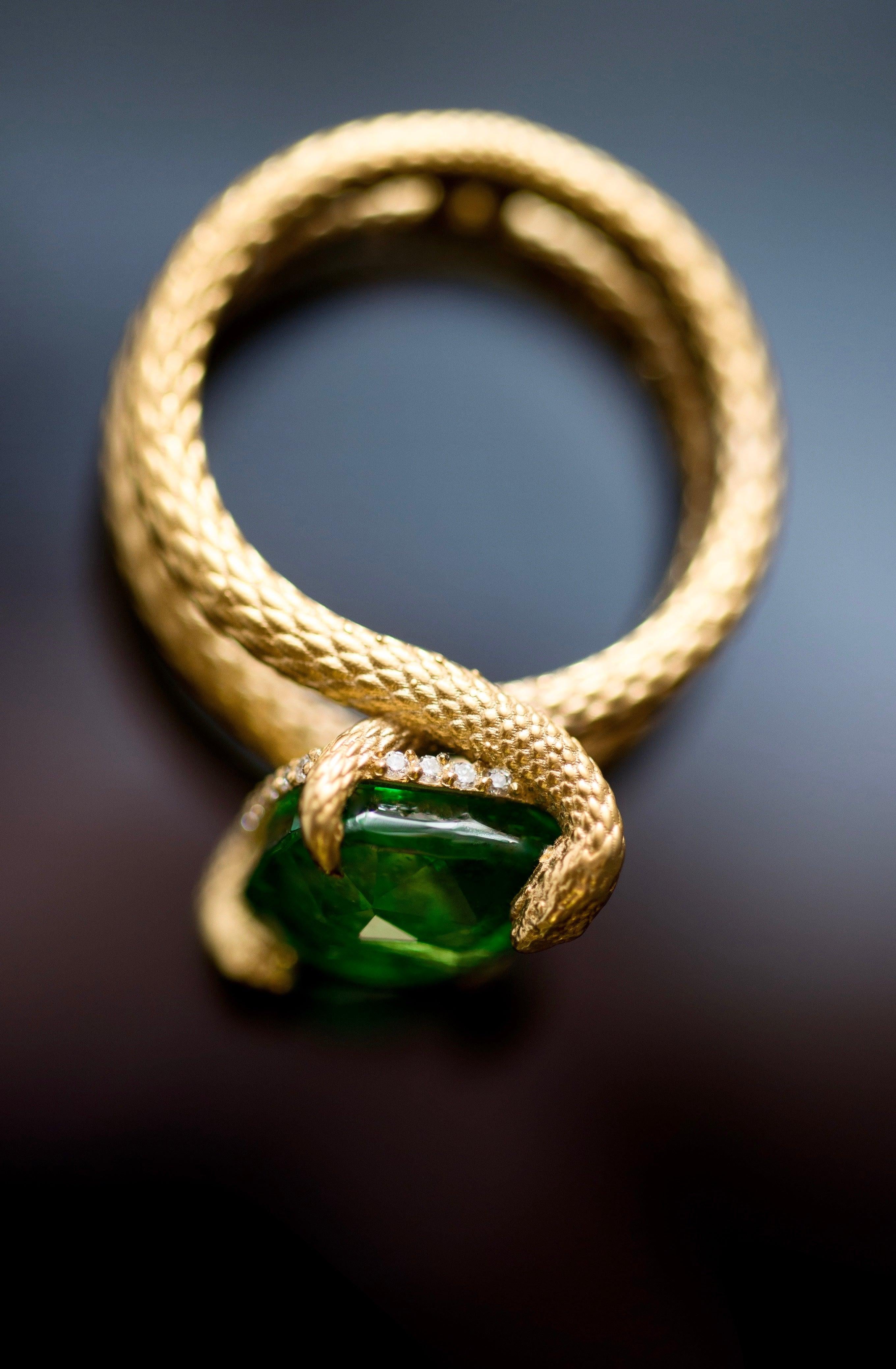 Im Angebot: Schlangenring 6 Karat intensiver grüner natürlicher Tsavorit 18 Karat Gelbgold () 7