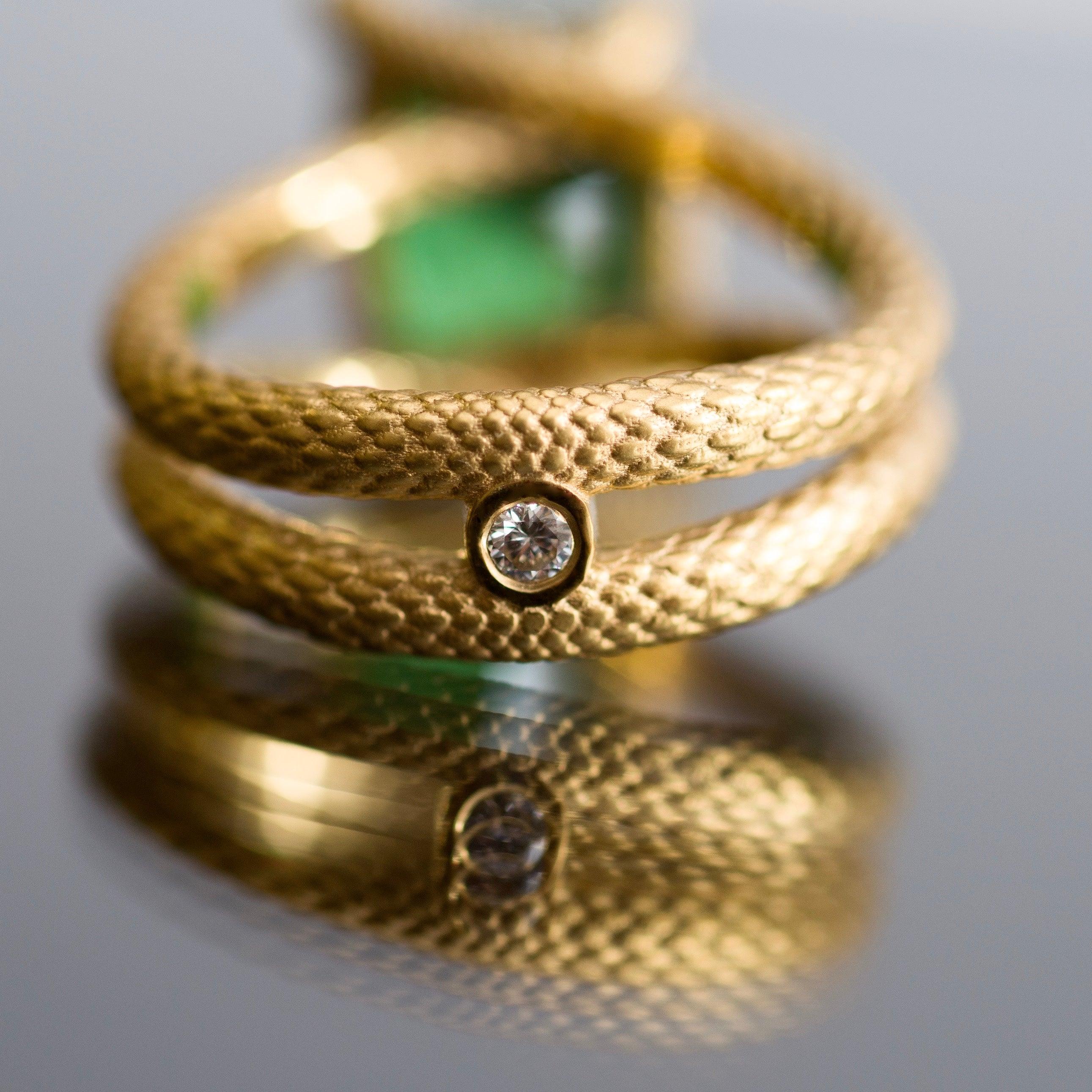 Im Angebot: Schlangenring 6 Karat intensiver grüner natürlicher Tsavorit 18 Karat Gelbgold () 8