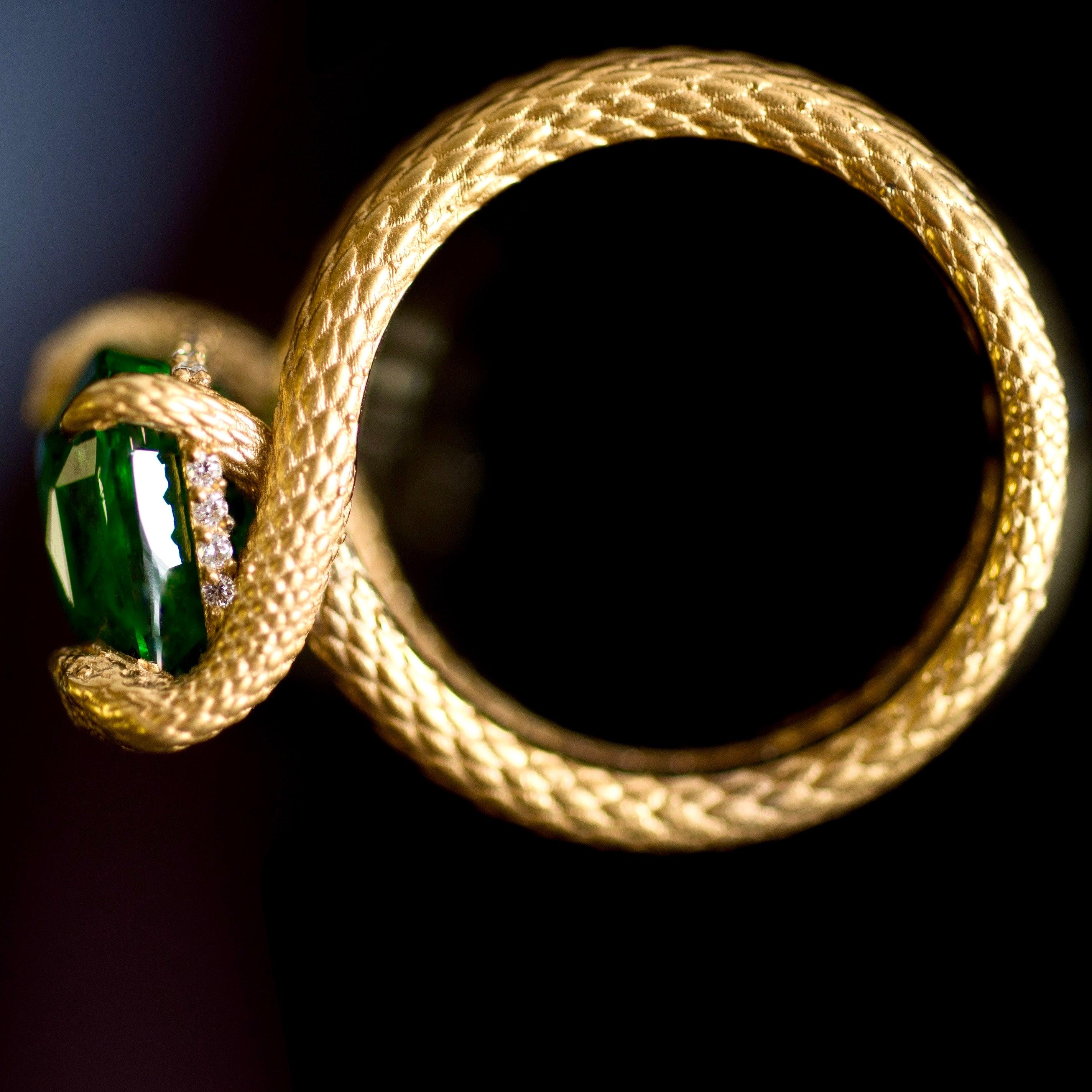 Im Angebot: Schlangenring 6 Karat intensiver grüner natürlicher Tsavorit 18 Karat Gelbgold () 9