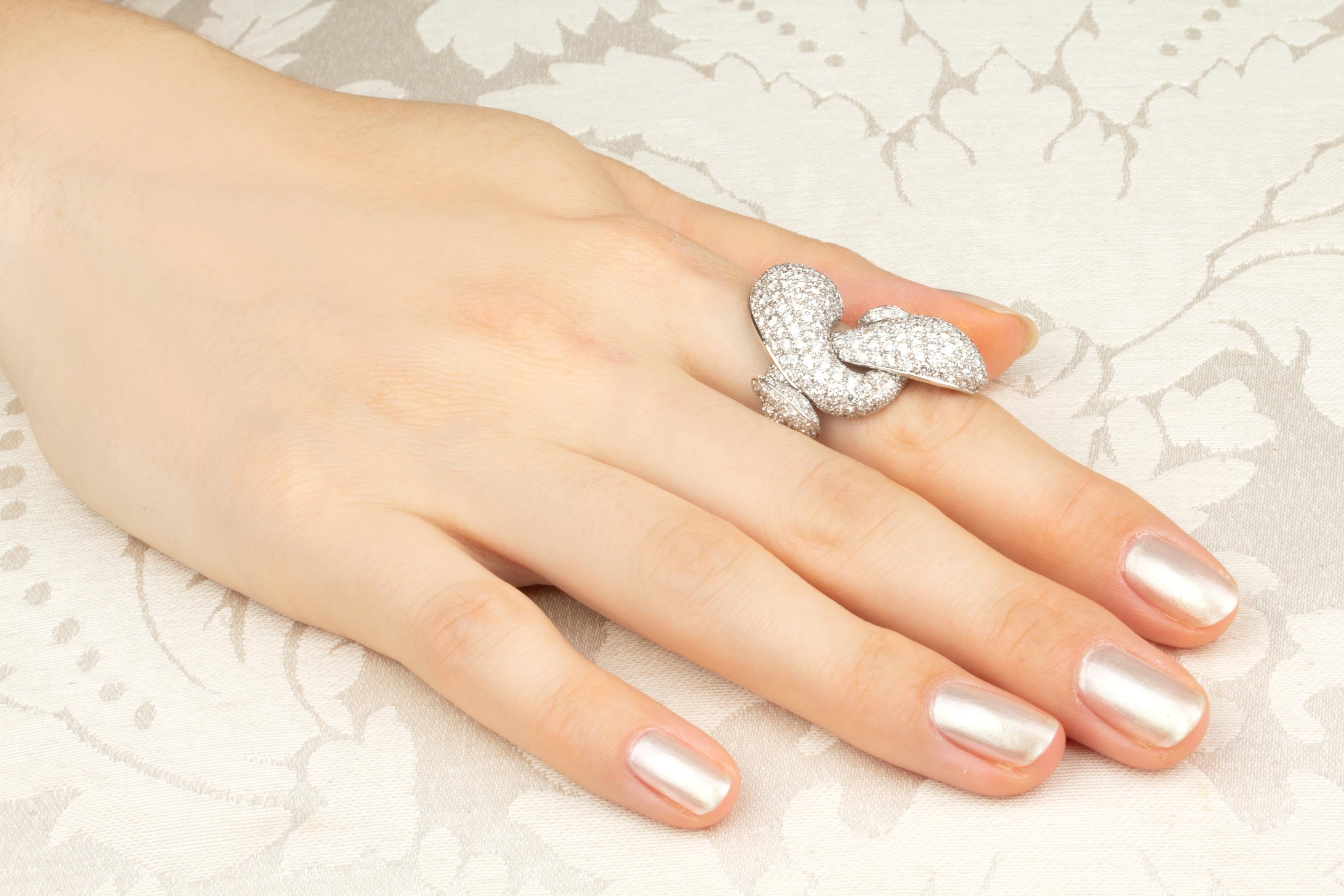 The snake ring with diamonds features two snakes intertwining in an 18 carat white gold design. Please note the extraordinarily refined  workmanship, translated into great flexibility. The total weight of round diamonds of top quality (F/G-VVS,