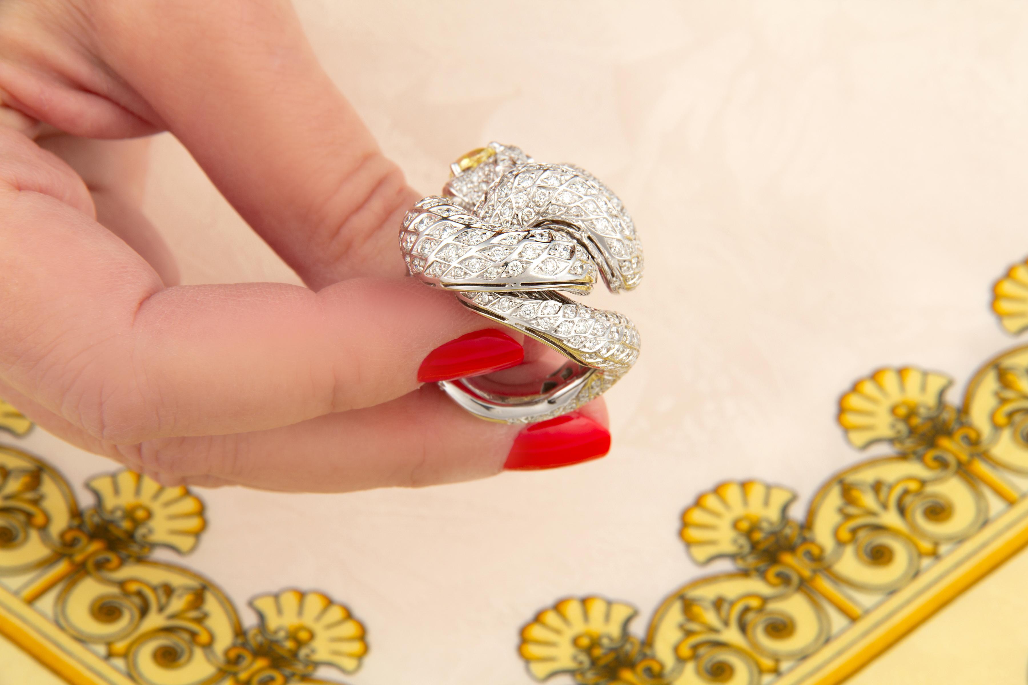 Anello di diamanti a forma di serpente 