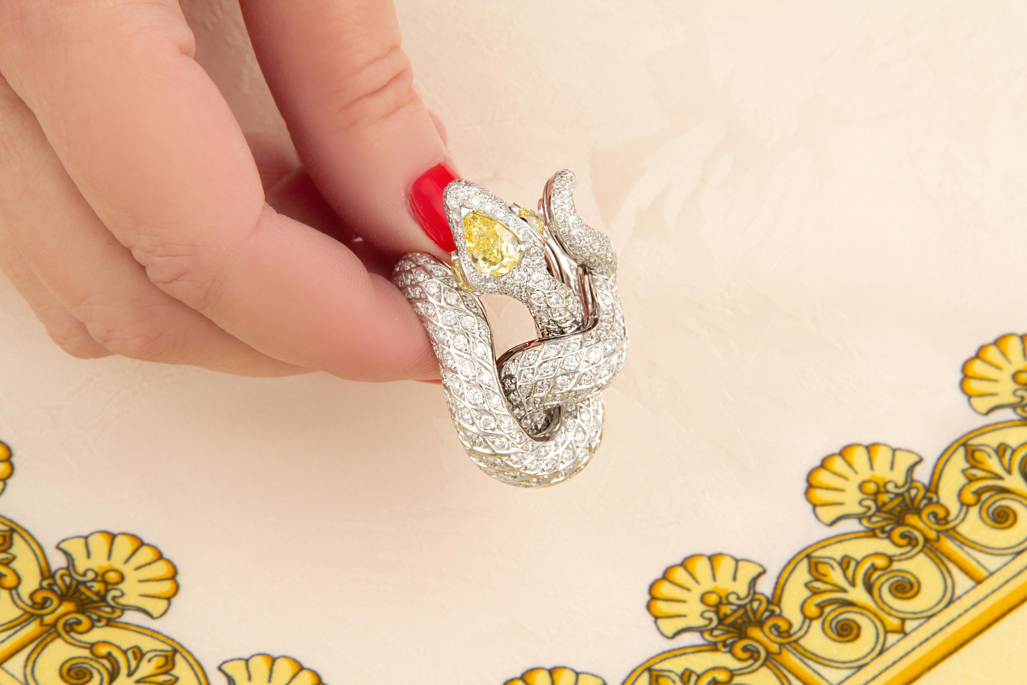 Taglio brillante Anello di diamanti a forma di serpente 