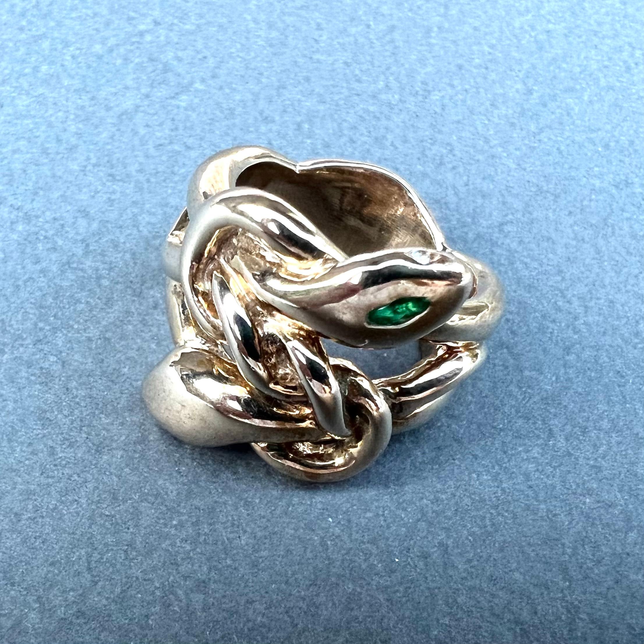 Schlangenring Smaragd Cocktailring Weißer Diamant Rubin im Zustand „Neu“ im Angebot in Los Angeles, CA