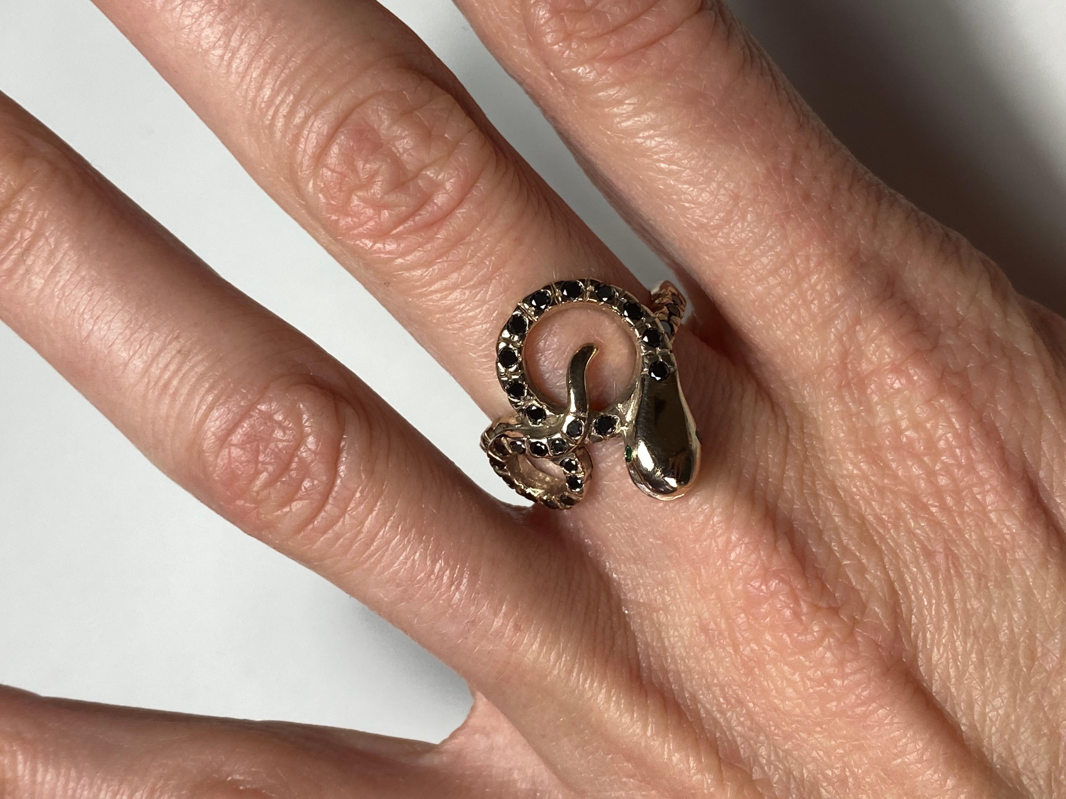 Bague cocktail en forme de serpent en or vermeil, ornée d'un diamant noir et d'un diamant blanc J Dauphin en vente 1