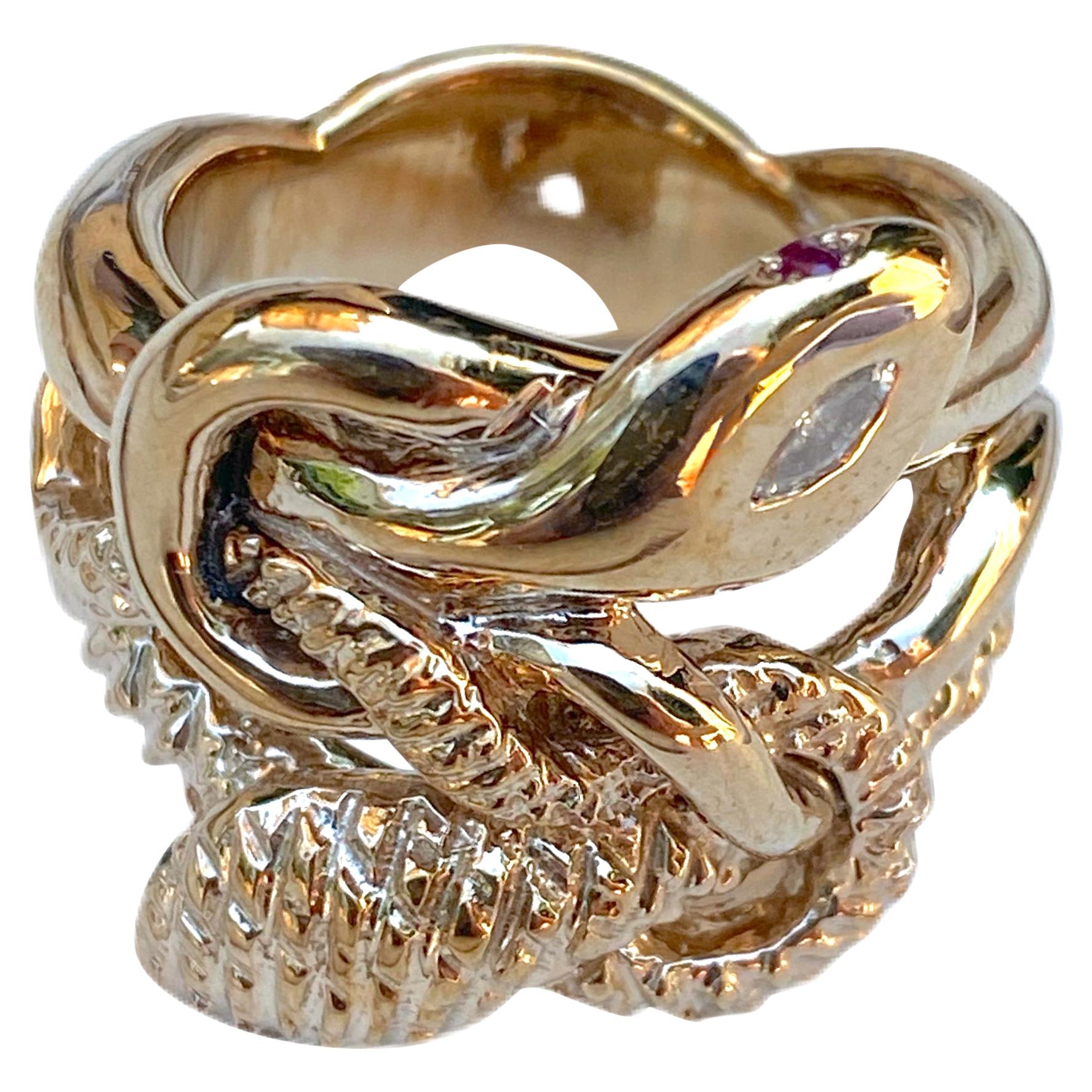 Bague cocktail en forme de serpent avec diamant blanc, émeraude, rubis et vermeil J Dauphin