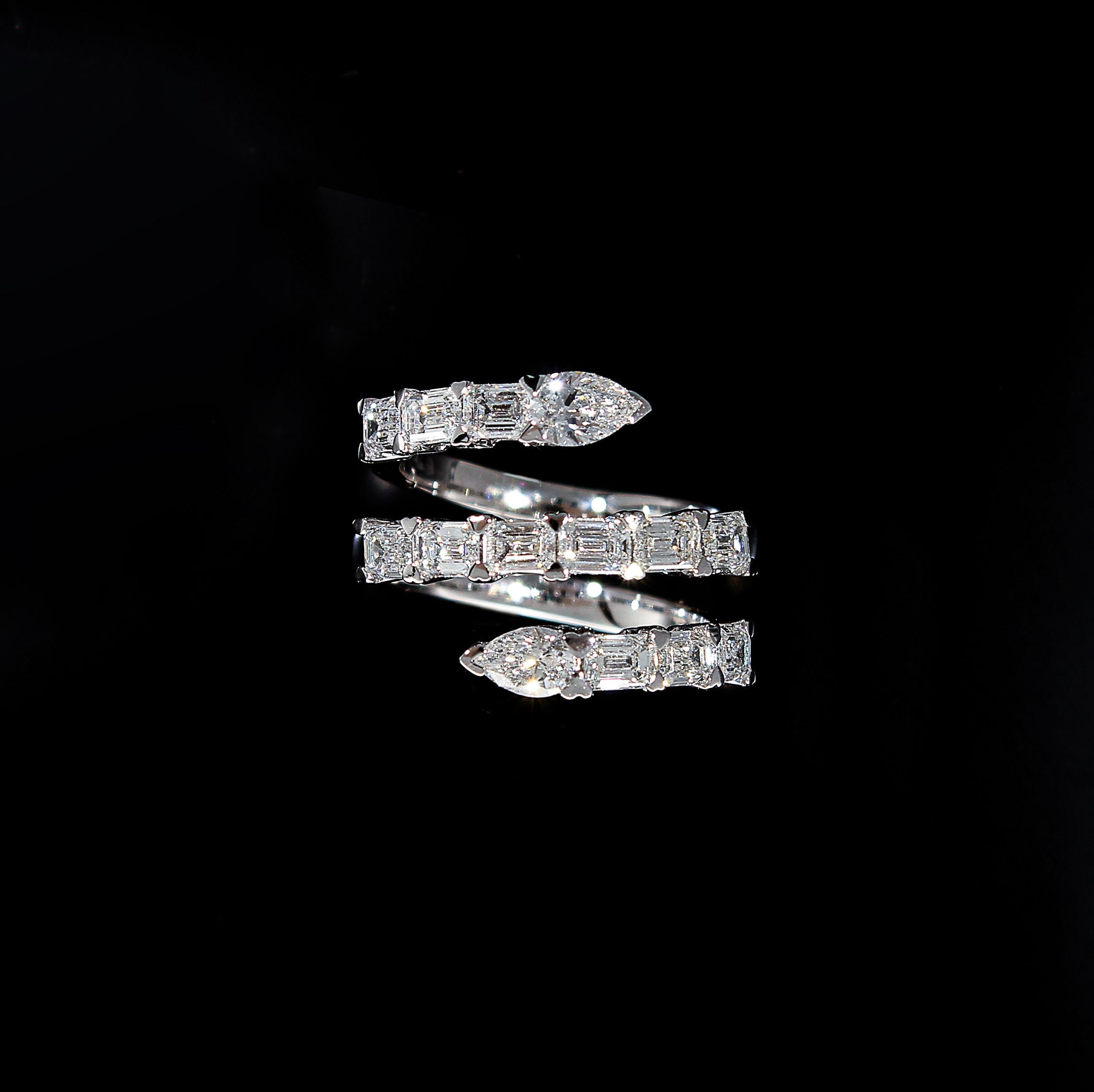 Moderne Bague serpent avec émeraude et diamants taille en goutte, poids total en carats 2,50 en vente