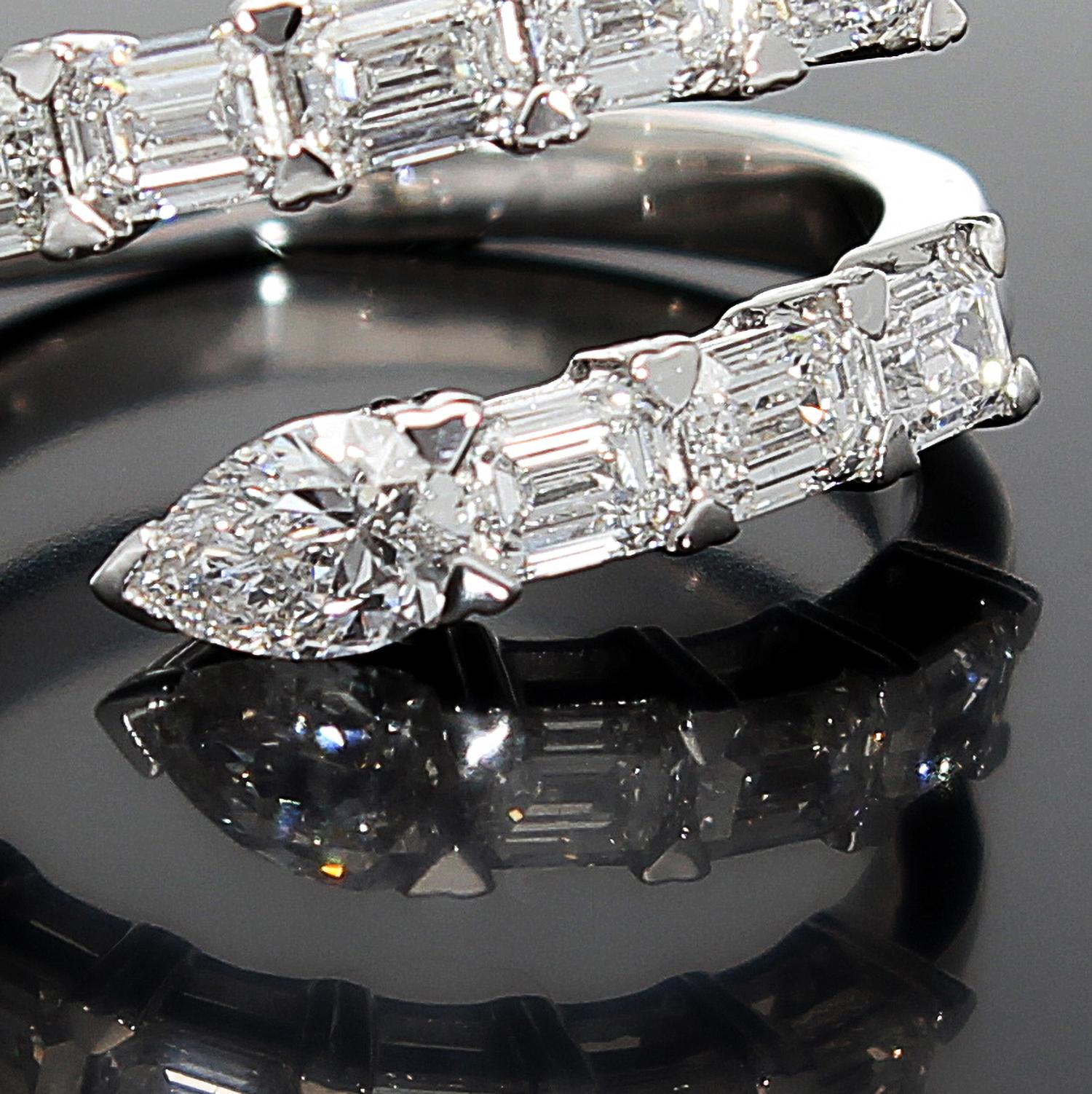 Bague serpent avec émeraude et diamants taille en goutte, poids total en carats 2,50 en vente 3
