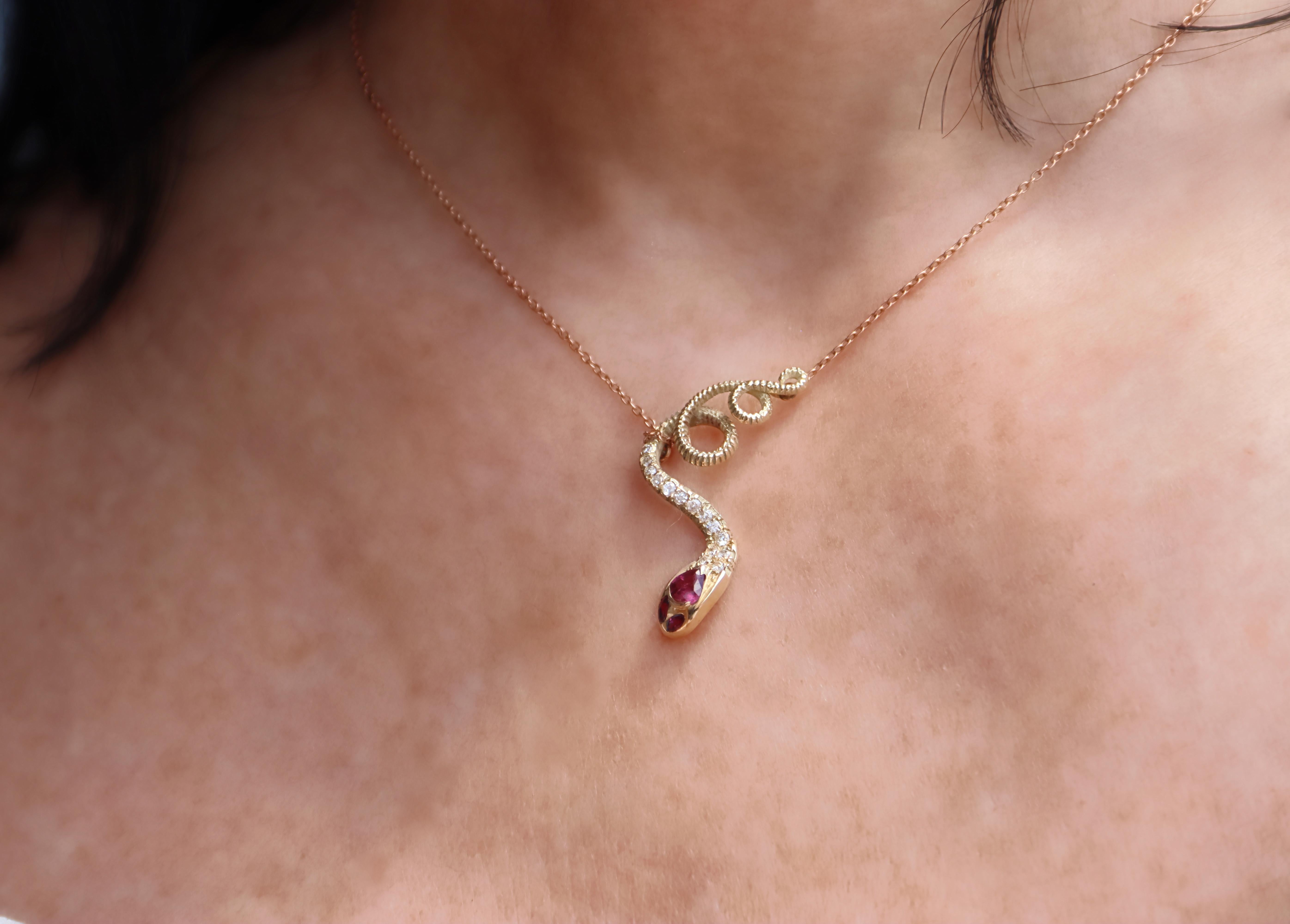 Collier pendentif serpent en or jaune 14 carats, diamants et rubis en vente 4