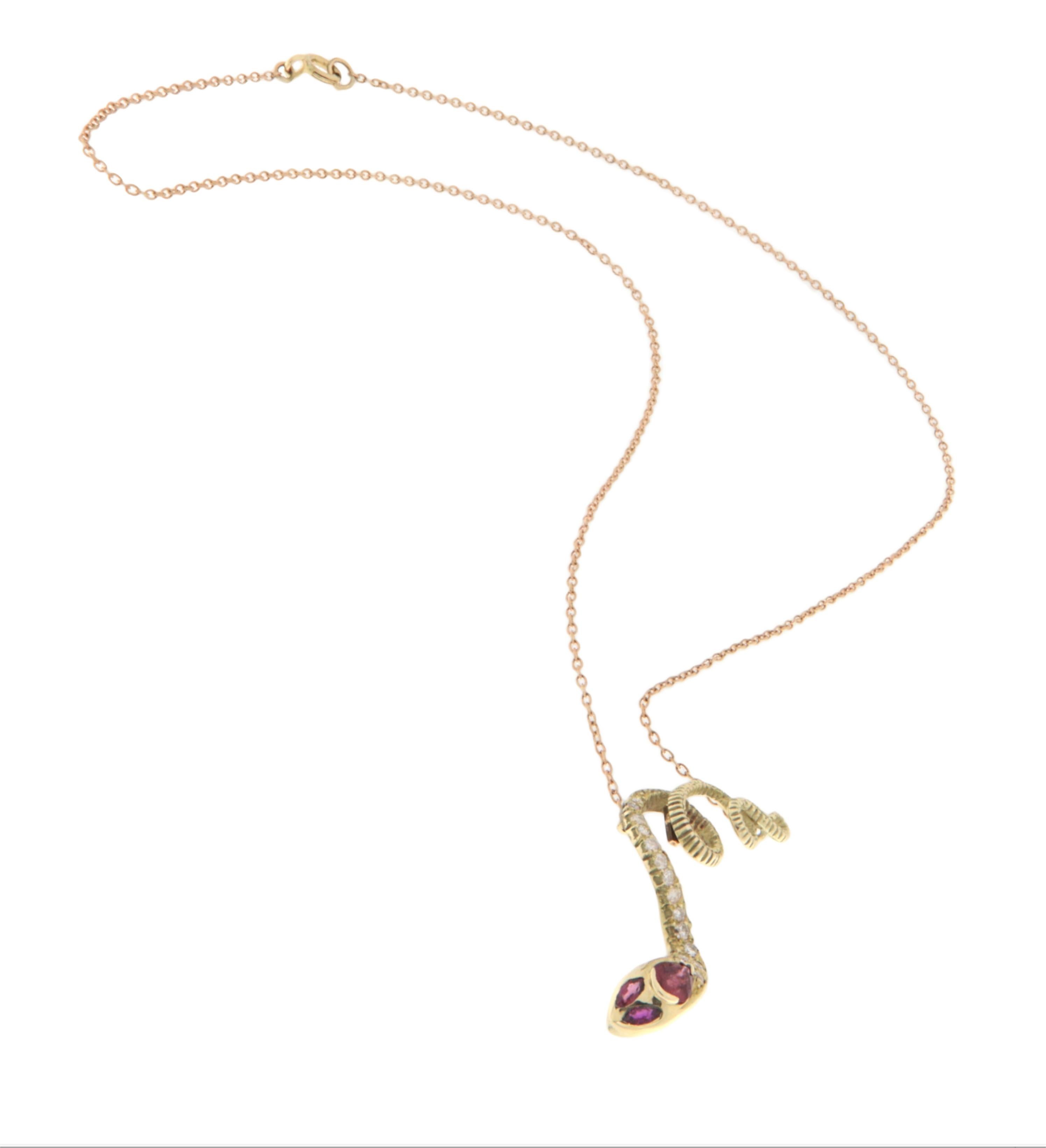 Ce ravissant collier en or jaune 14kt est orné d'un pendentif en forme de serpent, un symbole ancien de renaissance, de transformation et d'énergie vitale. Ce bijou élégant et sinueux allie l'éclat chaleureux de l'or jaune à la brillance des