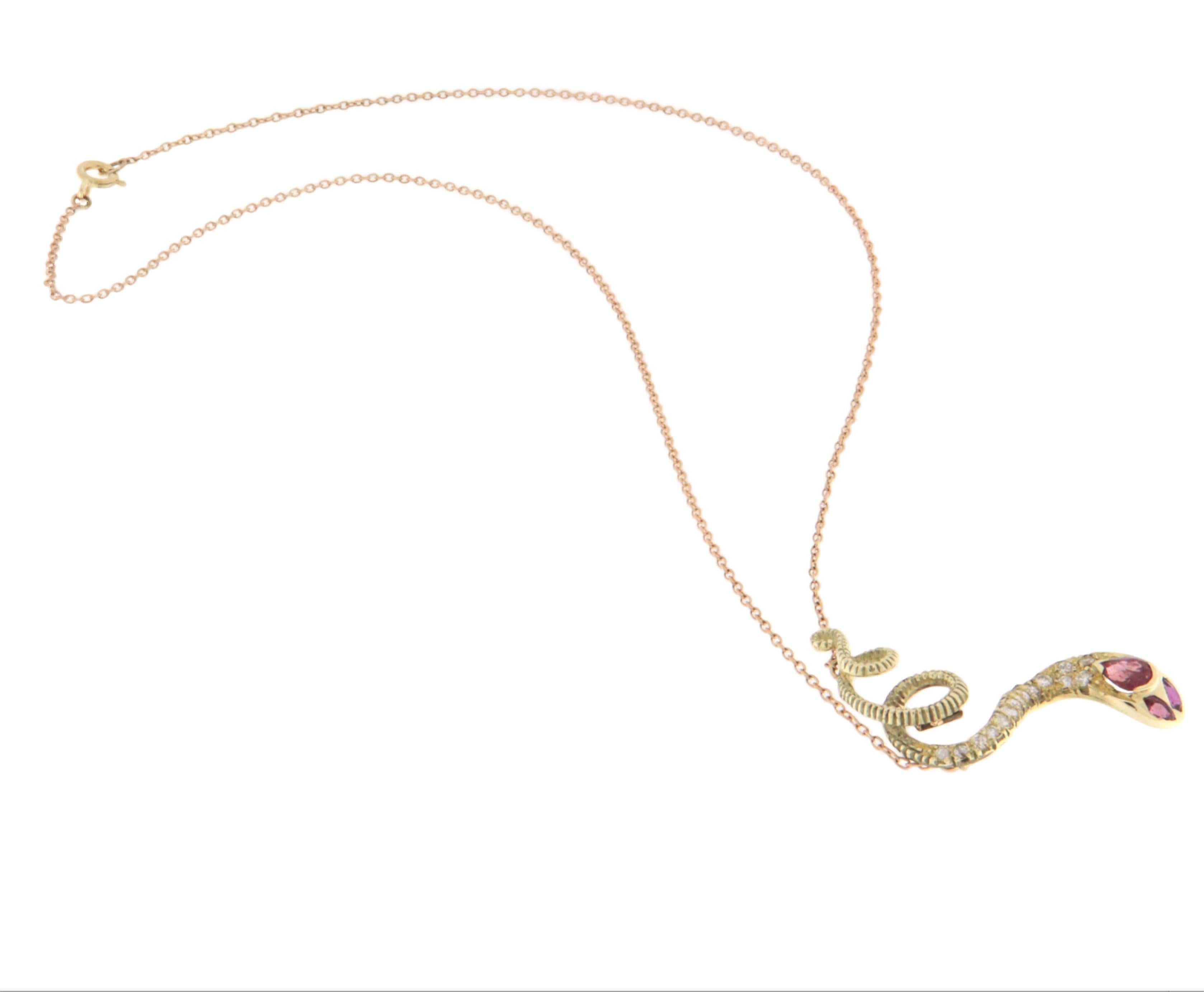 Artisan Collier pendentif serpent en or jaune 14 carats, diamants et rubis en vente