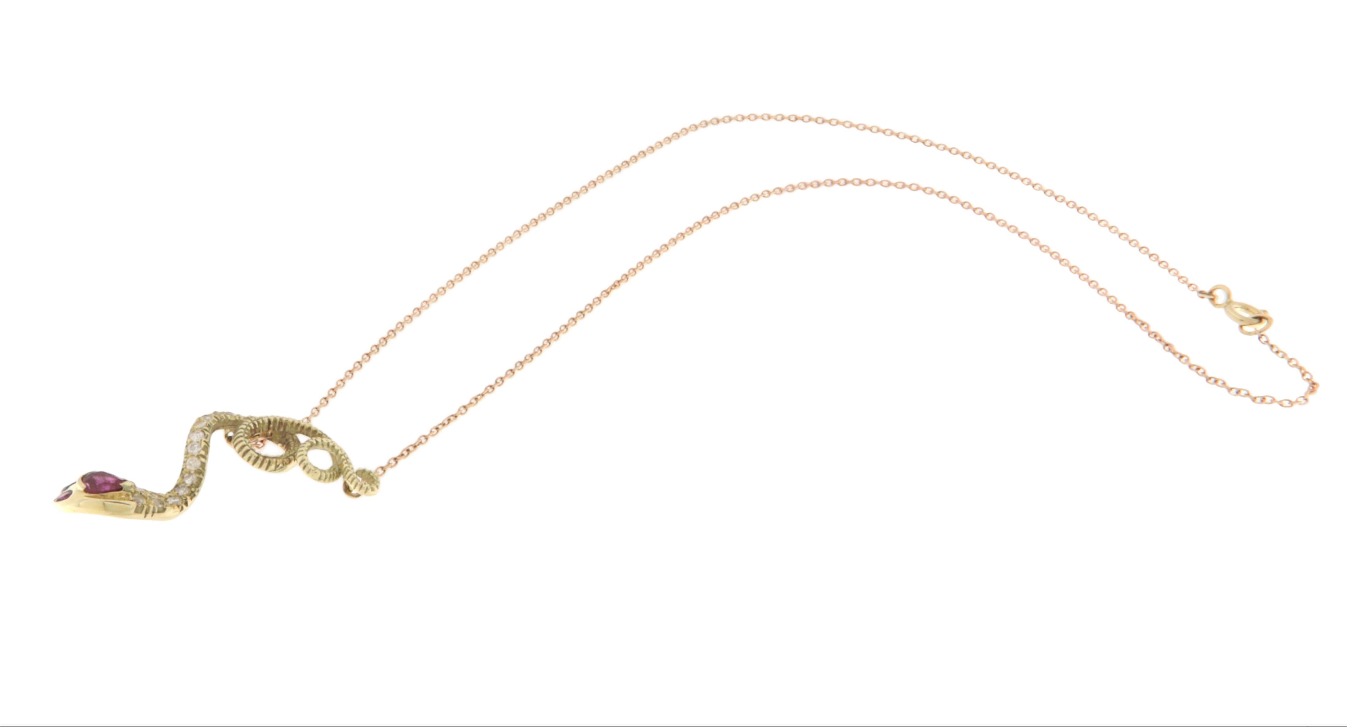 Taille brillant Collier pendentif serpent en or jaune 14 carats, diamants et rubis en vente