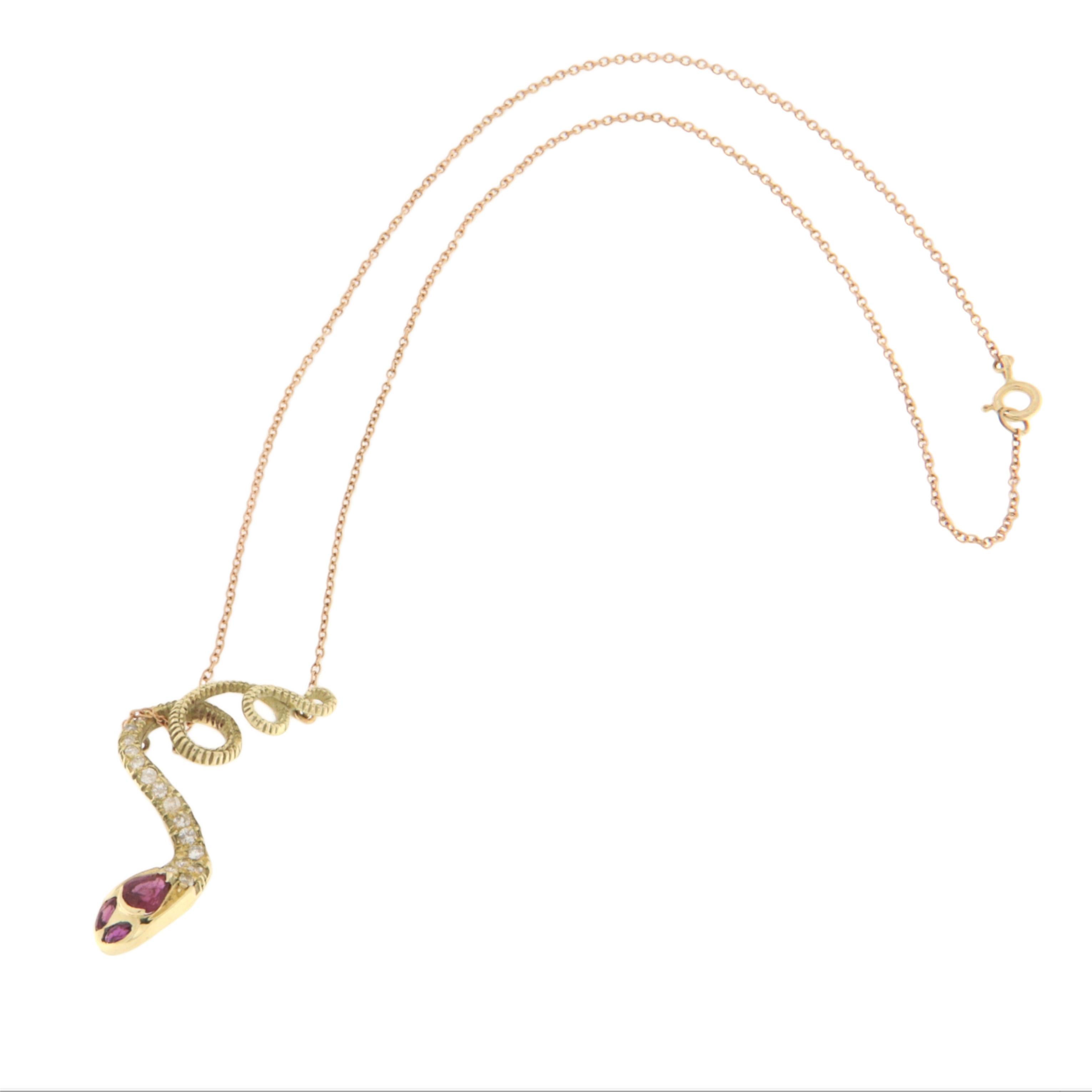 Collier pendentif serpent en or jaune 14 carats, diamants et rubis Pour femmes en vente