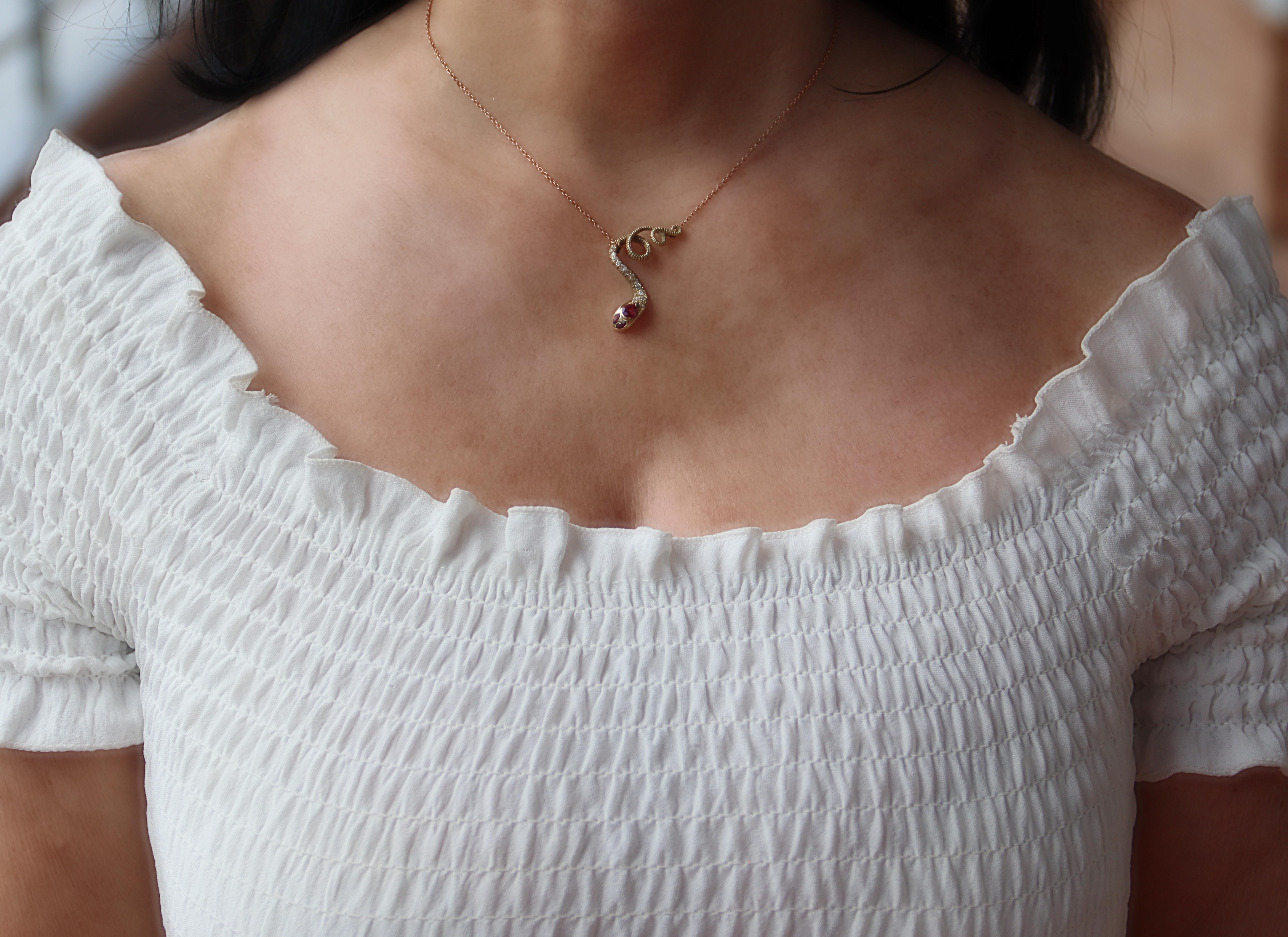Collier pendentif serpent en or jaune 14 carats, diamants et rubis en vente 1