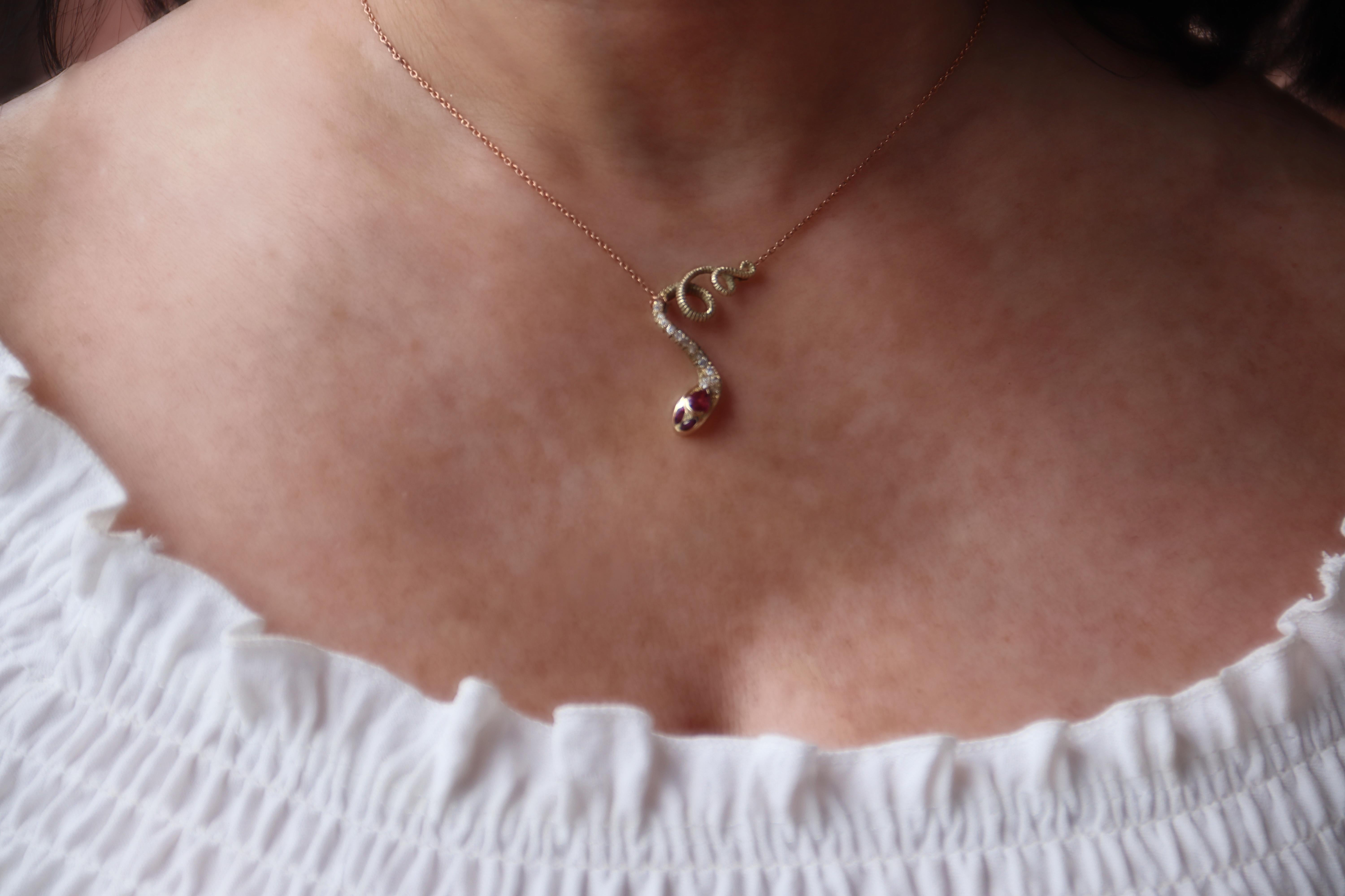 Collier pendentif serpent en or jaune 14 carats, diamants et rubis en vente 2