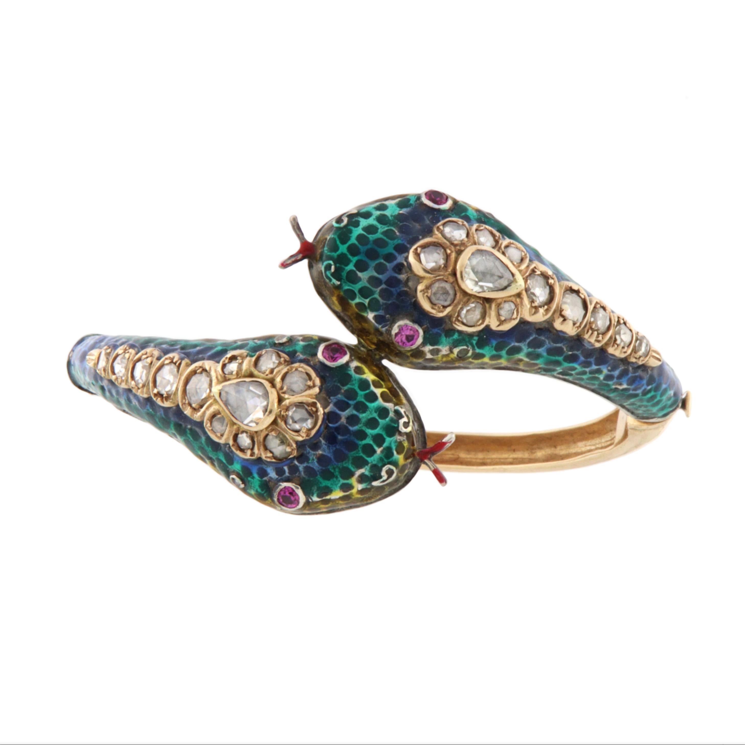 Extraordinaire bracelet rigide en forme de serpent, réalisé en or jaune 14 carats et en argent 800 millièmes - un véritable chef-d'œuvre de la haute joaillerie artisanale. Le design raffiné et sinueux évoque l'allure exotique et symbolique du