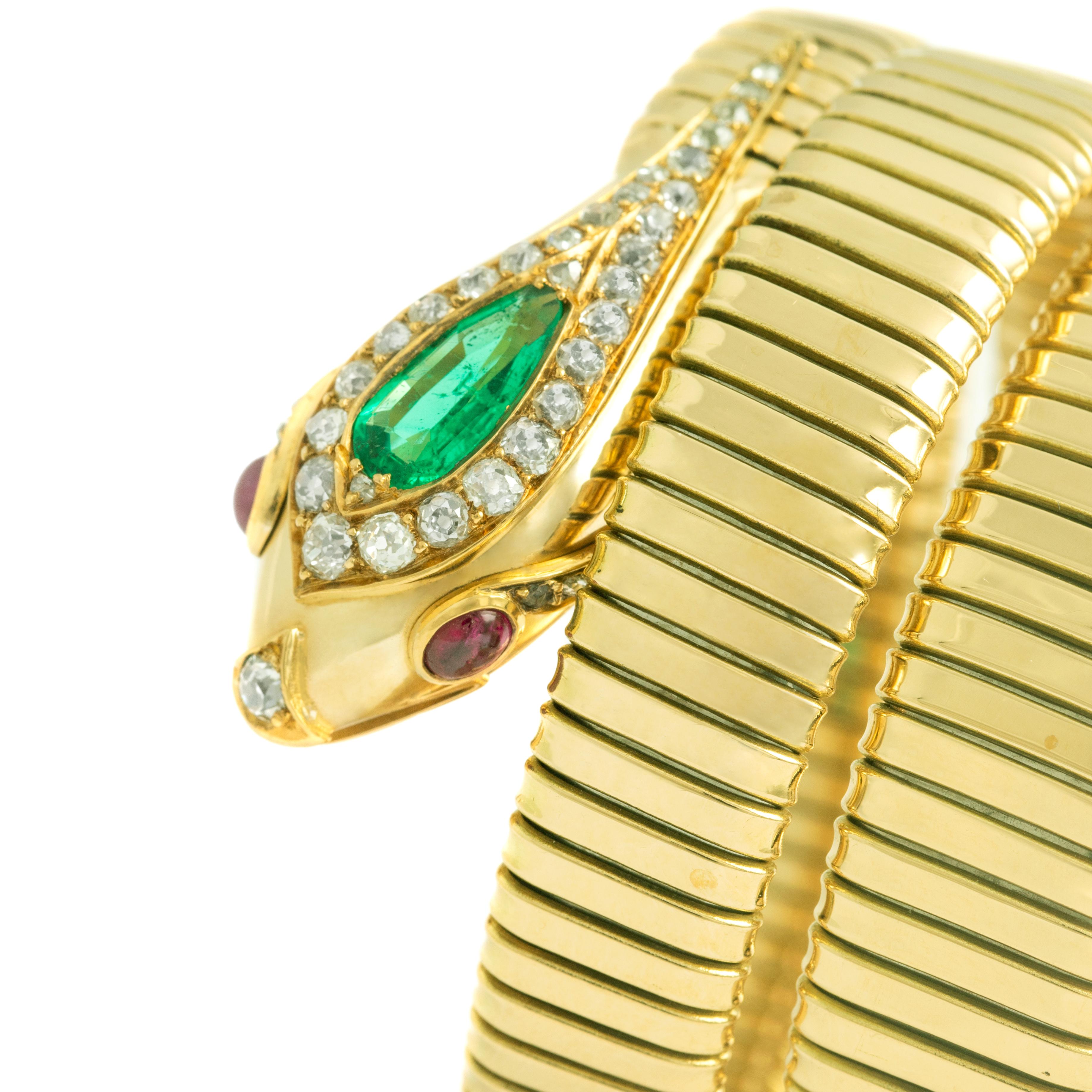 Bracelet tubogaz Serpenti en or jaune 18 carats, avec émeraudes, diamants et rubis Excellent état - En vente à Geneva, CH