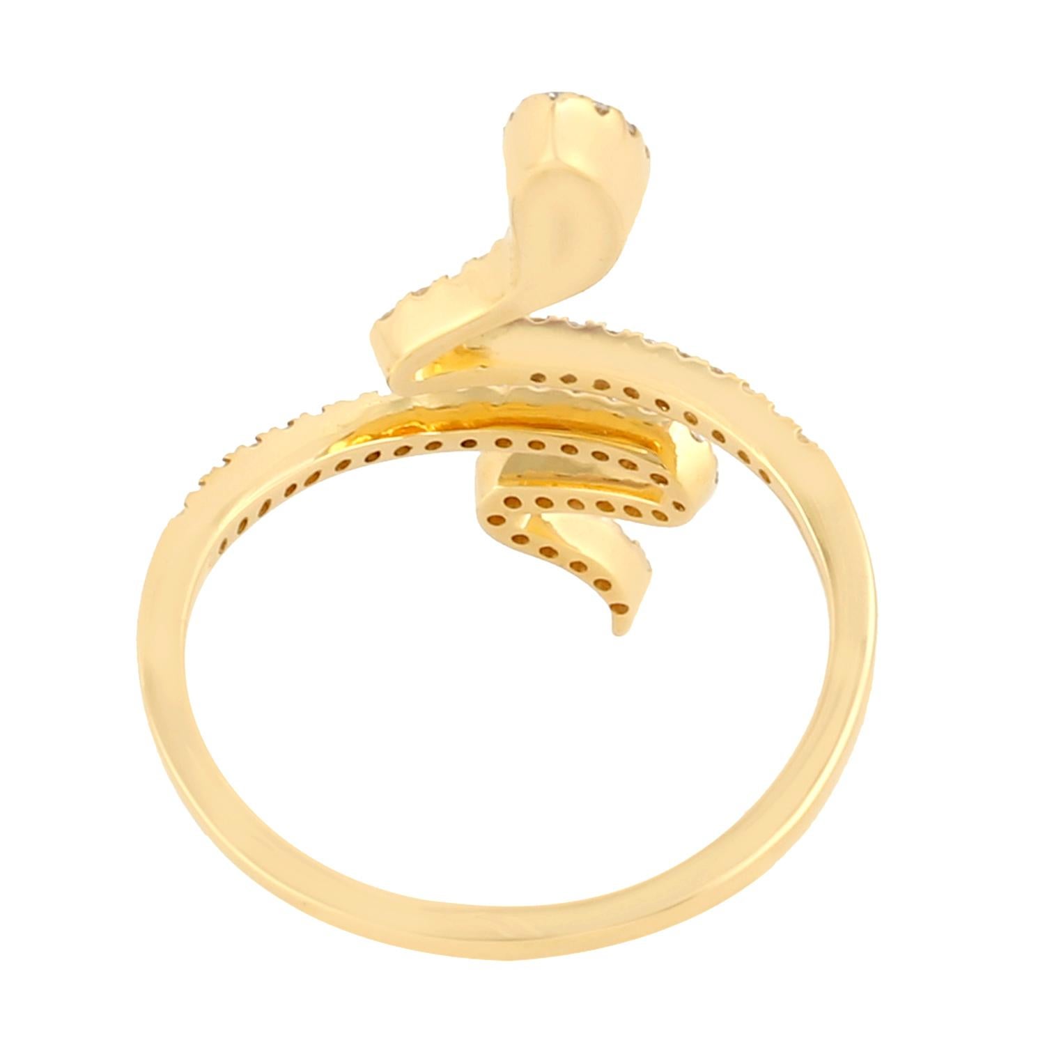 Schlangenförmiger Ring mit Pavé-Diamanten aus 18 Karat Gelbgold (Art nouveau) im Angebot