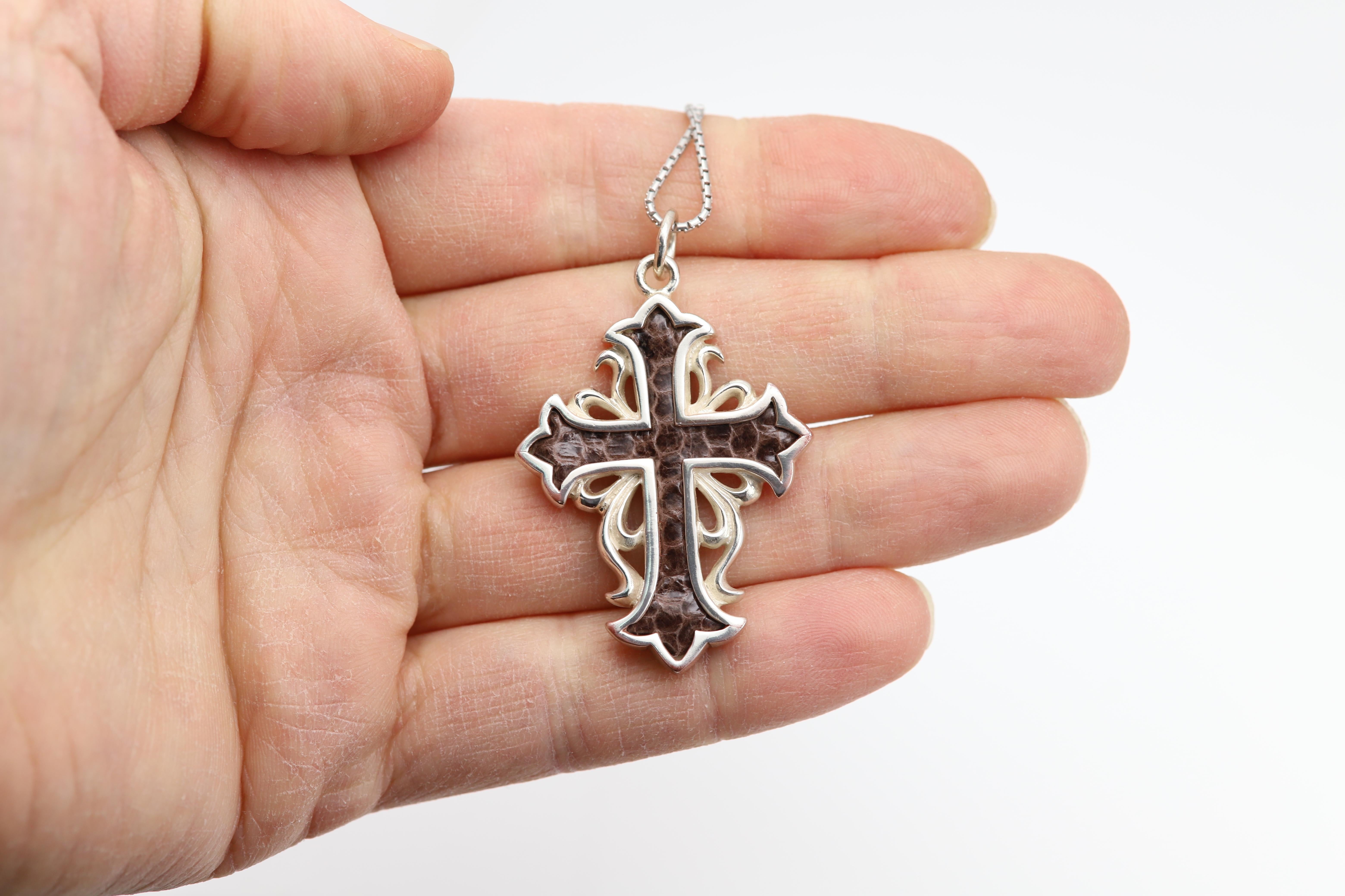 Vintage
Ciondolo a forma di croce in stile gotico
Argento Sterling 925 peso approssimativo 15,0 grammi
L'intarsio è in vera pelle di serpente
VERA PELLE DI SERPENTE
Dimensioni circa 1,75 pollici di altezza (40 mm)
LAVORAZIONE ARTISTICA DI