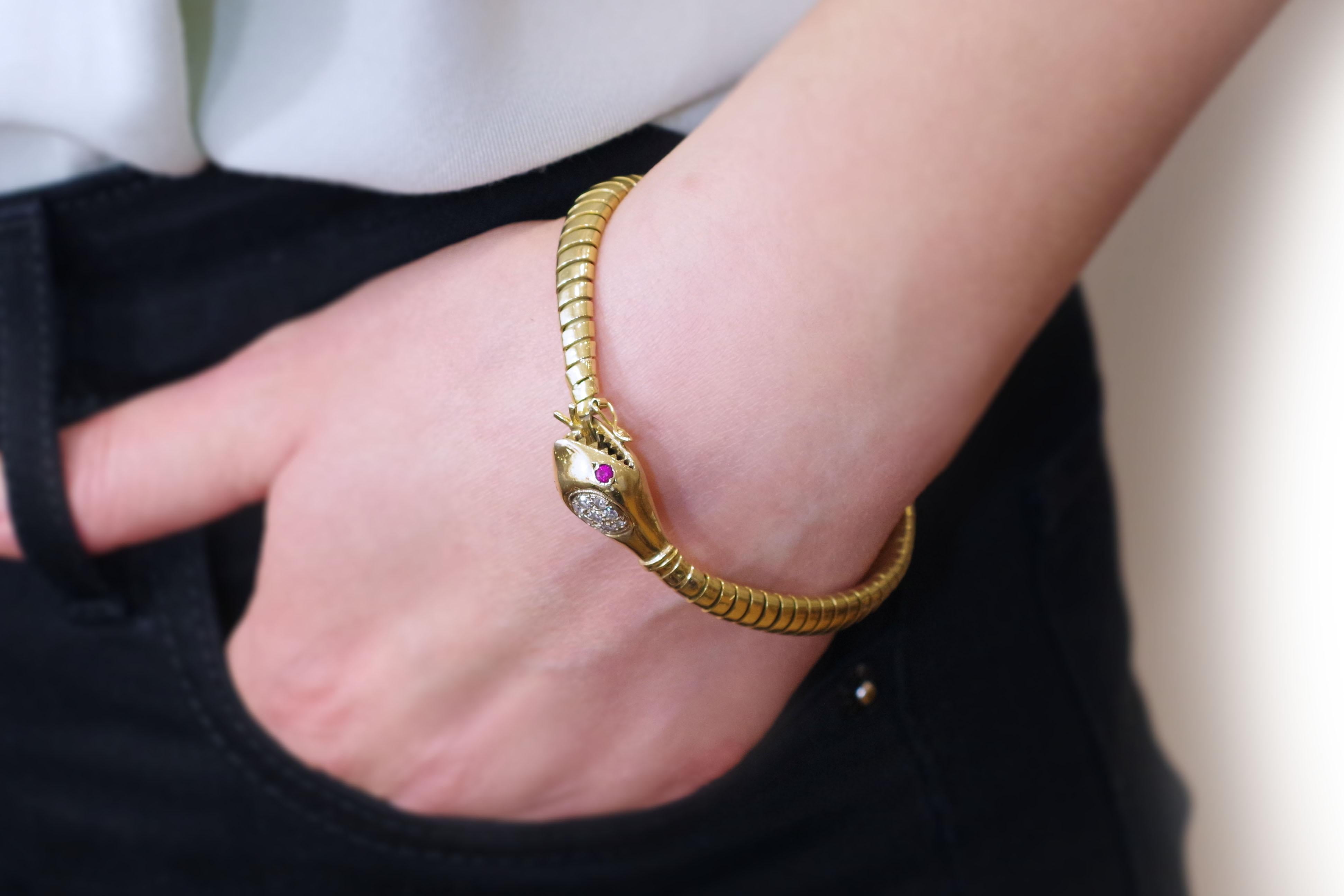 Armband aus Gelbgold 18 Karat mit Schlangentubogas. Das Armband besteht aus goldenen Tubogas (Gasrohren), die den Körper des Reptils darstellen. Der Kopf der Schlange ist mit neun Diamanten im Einzelschliff besetzt, die Augen werden von zwei Rubinen