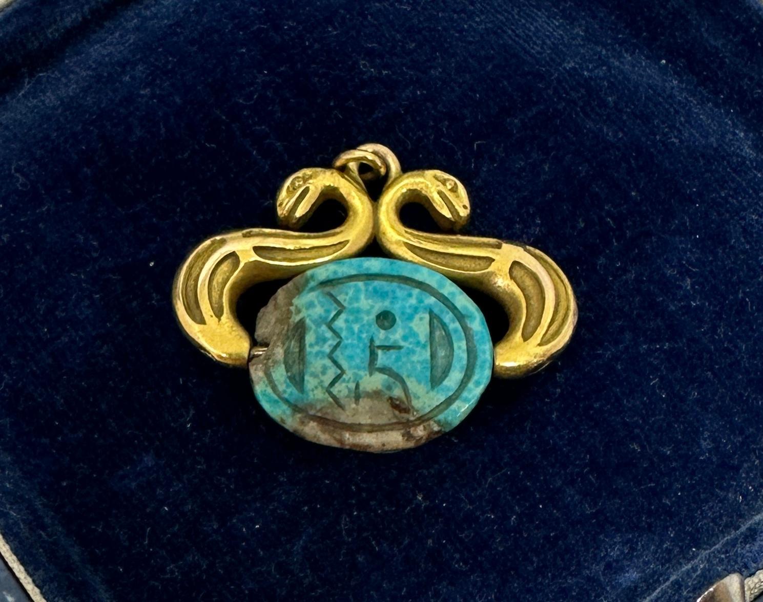 Este es un raro Colgante con motivo de Serpiente del Renacimiento Egipcio Antiguo de Calidad de Museo con una Leontina Giratoria Victoriana de Escarabajo de Turquesa Tallada a Mano.  El colgante es de oro de 10-12 quilates.  El colgante data del