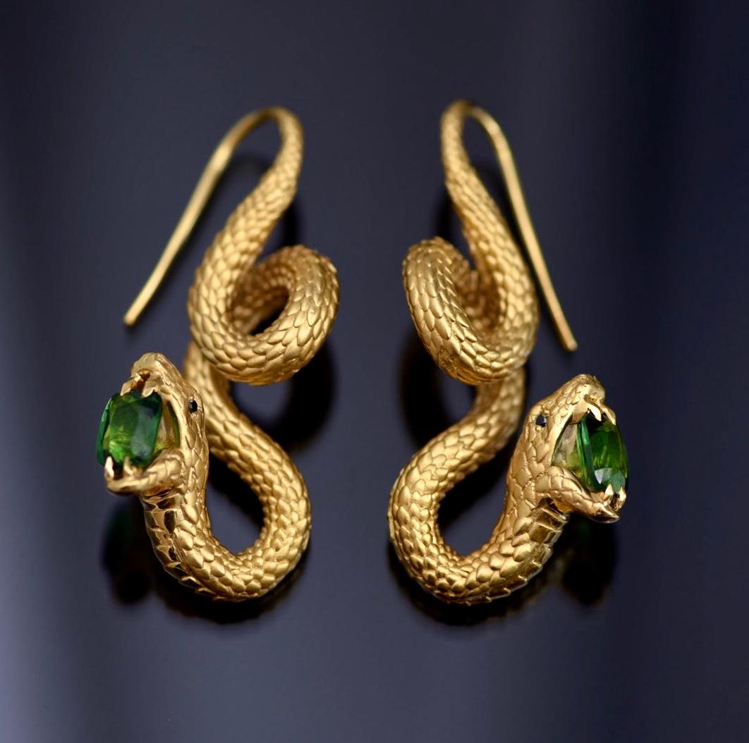 These earrings are the most difficult jewelry we have ever made.
The most difficult thing was to make these snakes 