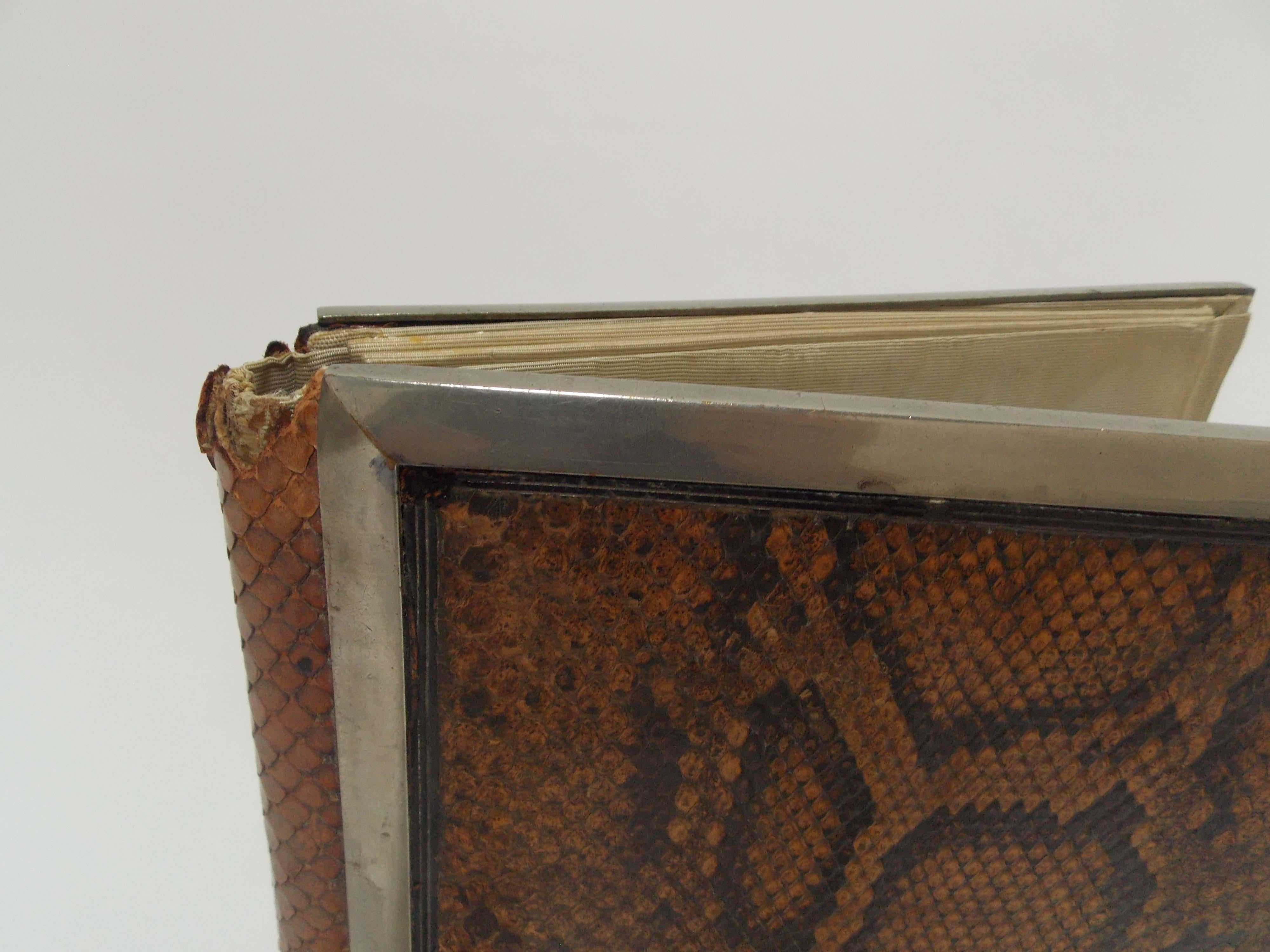 Americano Libro da tavolo in pelle di serpente e argento in vendita