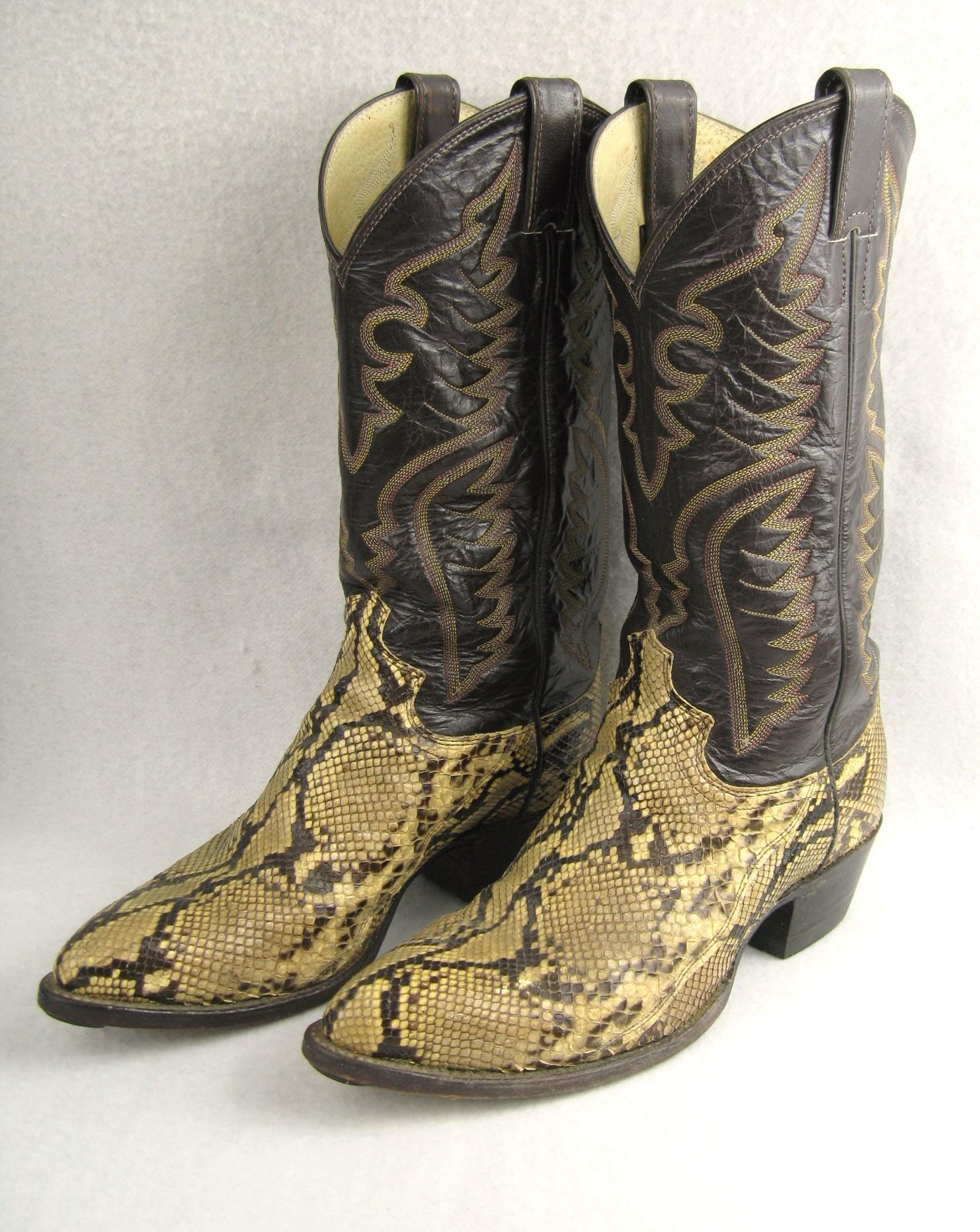 Pair of Vintage Justin Snake Skin Cowboy boots. Size 8.5 E Style 8621 - Women size 9.5-10 this will fit a medium width foot. Please be sure to check our storefront for more fashion as we have both Vintage and Contemporary fashions. ready to wear! We